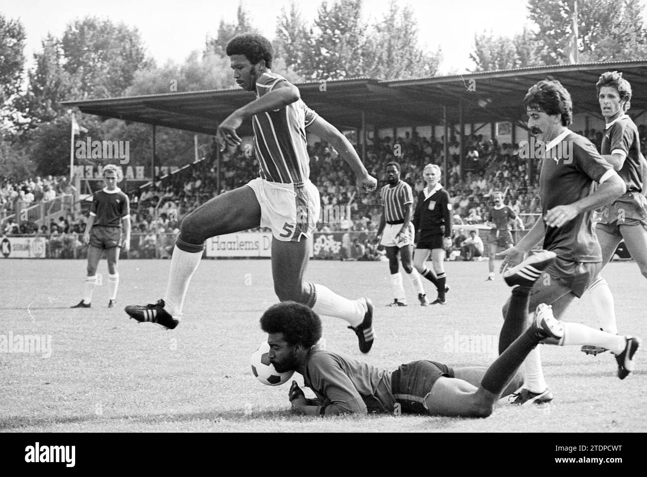 Haarlem - Robin Hood, Football Haarlem, 15-08-1976, Whizgle News from the Past, su misura per il futuro. Esplora le narrazioni storiche, l'immagine dell'agenzia olandese olandese con una prospettiva moderna, colmando il divario tra gli eventi di ieri e quelli di domani. Un viaggio senza tempo che delinea le storie che plasmano il nostro futuro Foto Stock