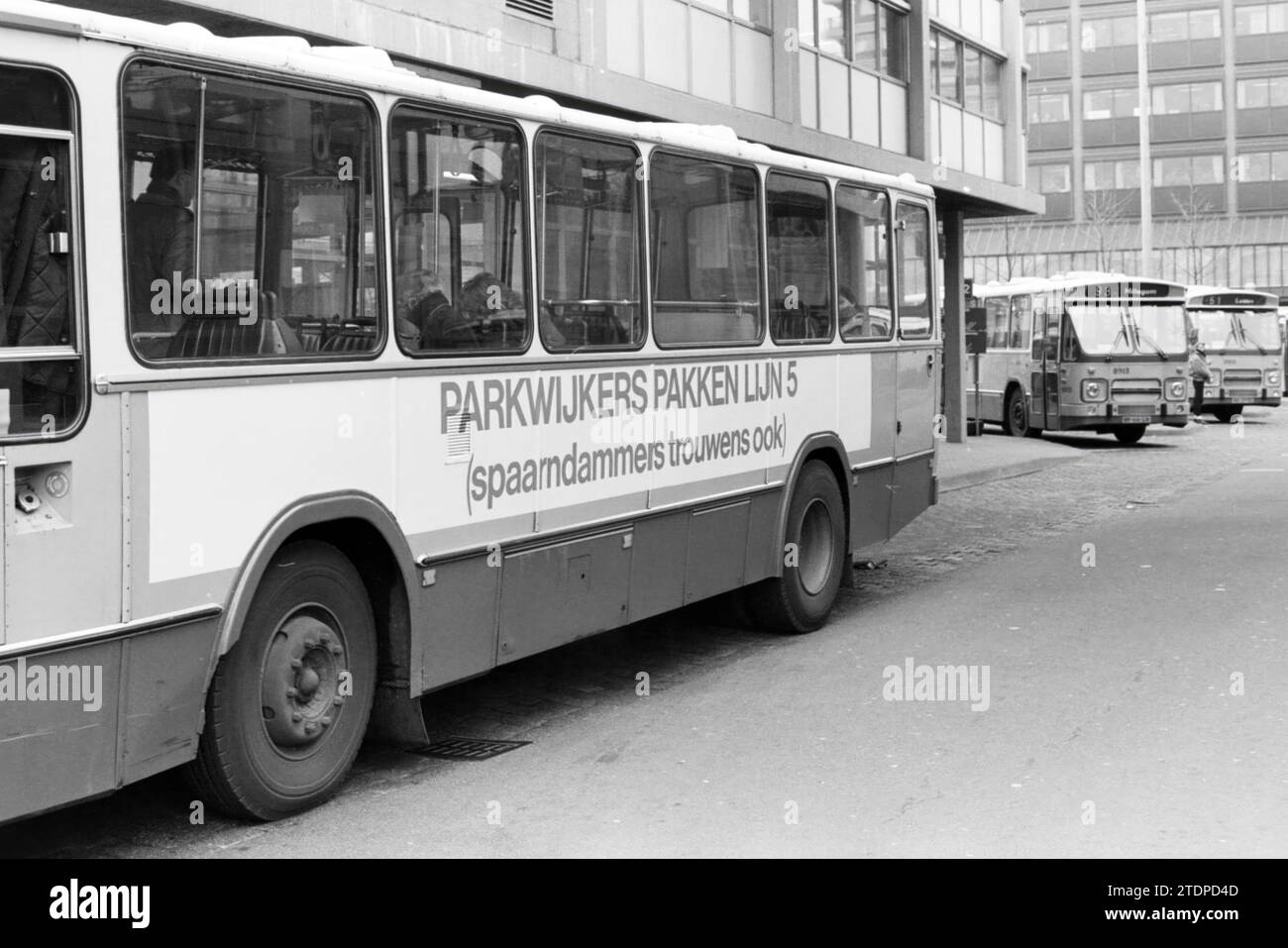 Autobus con pubblicità NZH, autobus, tour in autobus, 29-01-1986, Whizgle News from the Past, su misura per il futuro. Esplora le narrazioni storiche, l'immagine dell'agenzia olandese olandese con una prospettiva moderna, colmando il divario tra gli eventi di ieri e quelli di domani. Un viaggio senza tempo che delinea le storie che plasmano il nostro futuro Foto Stock