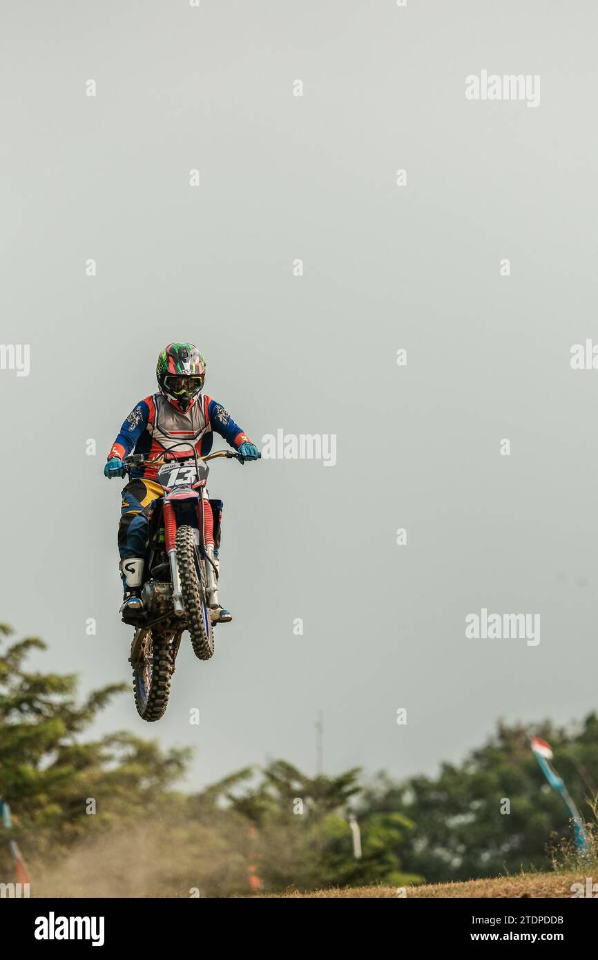 Un pilota di motocross in azione. Sessioni di allenamento regolari prima della stagione delle corse Foto Stock