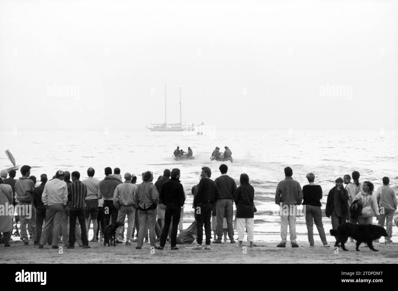 Le persone salgono a bordo della barca a vela Wijk aan Zee, Sailing, Wijk aan Zee, 26-05-1988, Whizgle News from the Past, su misura per il futuro. Esplora le narrazioni storiche, l'immagine dell'agenzia olandese olandese con una prospettiva moderna, colmando il divario tra gli eventi di ieri e quelli di domani. Un viaggio senza tempo che delinea le storie che plasmano il nostro futuro Foto Stock