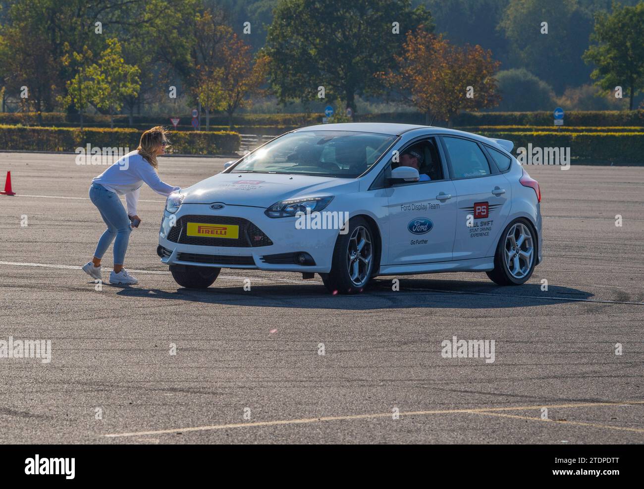 Il pilota acrobatico Paul Swift alla guida della sua Ford Focus su 2 ruote e Mustang gira Foto Stock