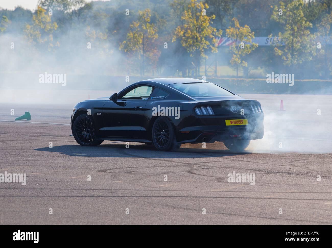 Il pilota acrobatico Paul Swift alla guida della sua Ford Focus su 2 ruote e Mustang gira Foto Stock