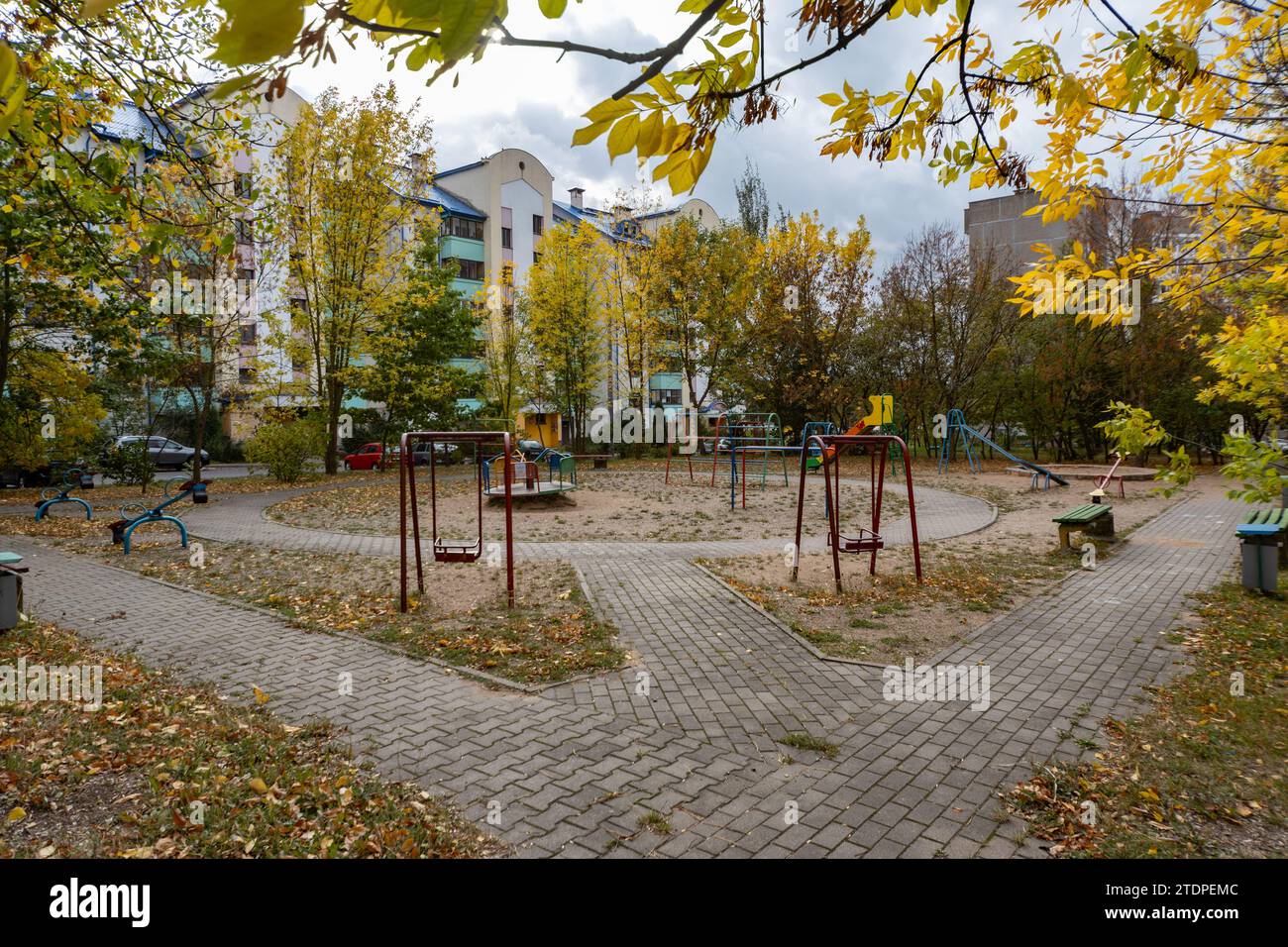 Parco giochi per bambini in un cortile di un condominio Foto Stock