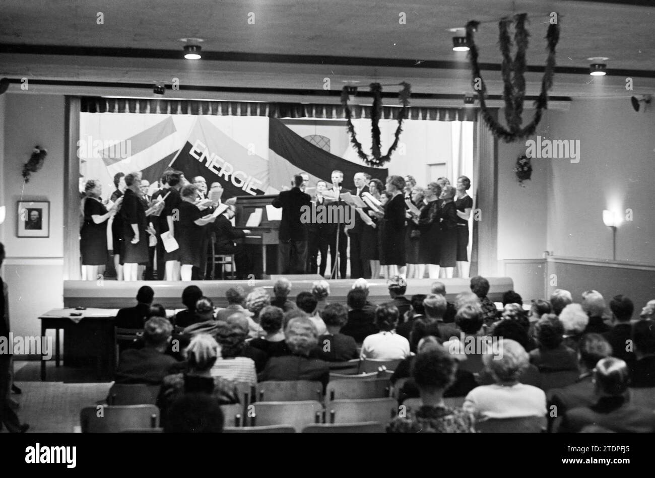 Spettacolo di coro misto in una piccola sala teatrale, 00-00-1966, Whizgle News from the Past, su misura per il futuro. Esplora le narrazioni storiche, l'immagine dell'agenzia olandese olandese con una prospettiva moderna, colmando il divario tra gli eventi di ieri e quelli di domani. Un viaggio senza tempo che delinea le storie che plasmano il nostro futuro Foto Stock