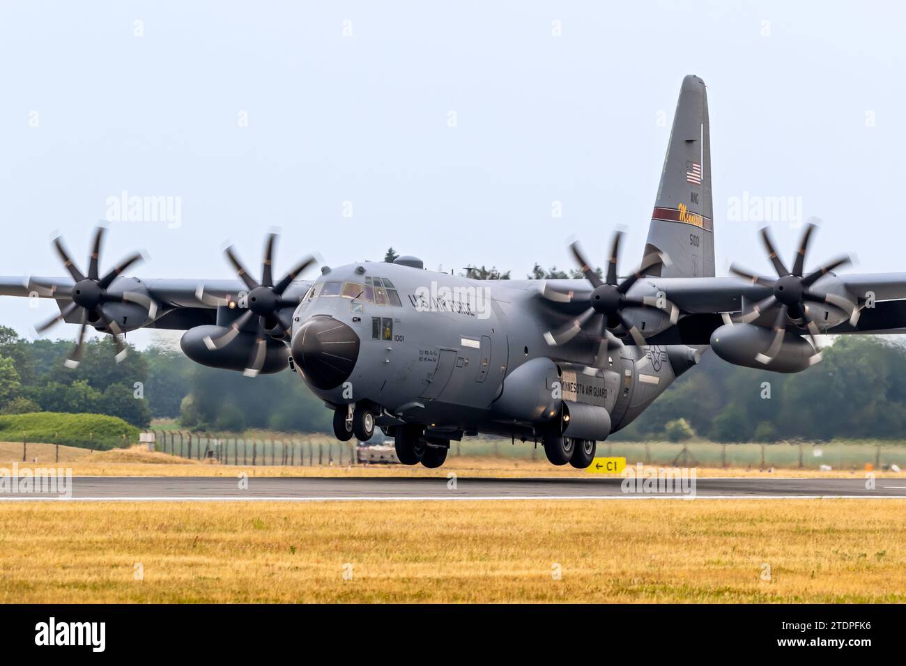 US Air Force Lockheed C-130J Hercules dal 109° COME Minnesota Air National Guard decollando dalla base aerea di Hohn durante Air Defender 2023. Hohn, germe Foto Stock