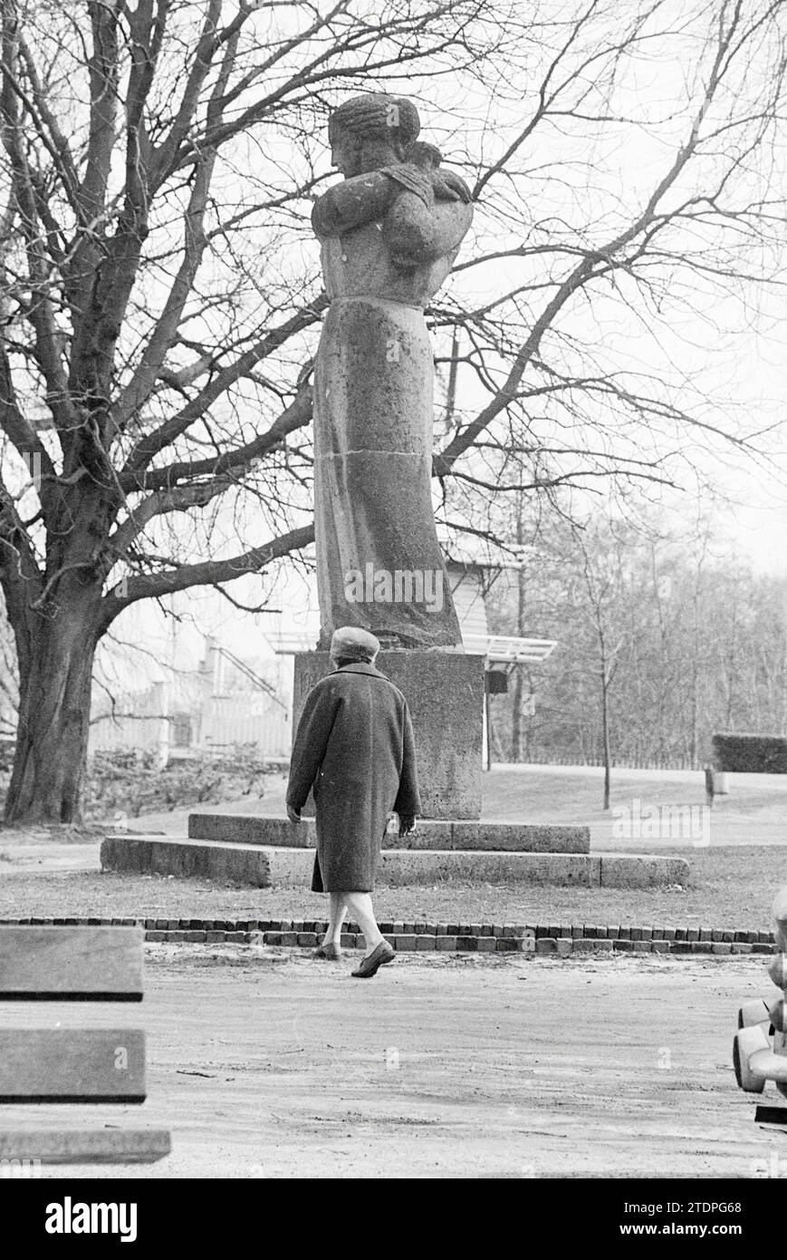 Resistance monuments, Haarlem, Monuments, 10-04-1970, Whizgle News from the Past, su misura per il futuro. Esplora le narrazioni storiche, l'immagine dell'agenzia olandese olandese con una prospettiva moderna, colmando il divario tra gli eventi di ieri e quelli di domani. Un viaggio senza tempo che delinea le storie che plasmano il nostro futuro Foto Stock
