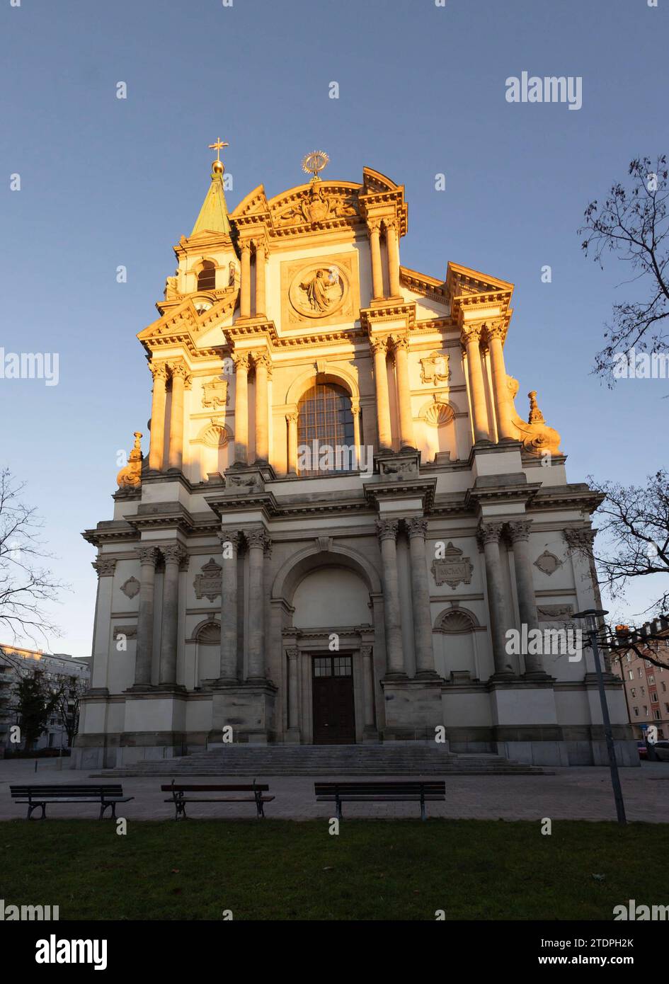 Abendsonne faellt auf die Stadtpfarrkirche St Margaret a Sendling, Monaco, Bayern. *** Il sole serale cade sulla chiesa parrocchiale di San Margaret a Sendling, Monaco, Baviera Juergen Hasenkopf Foto Stock