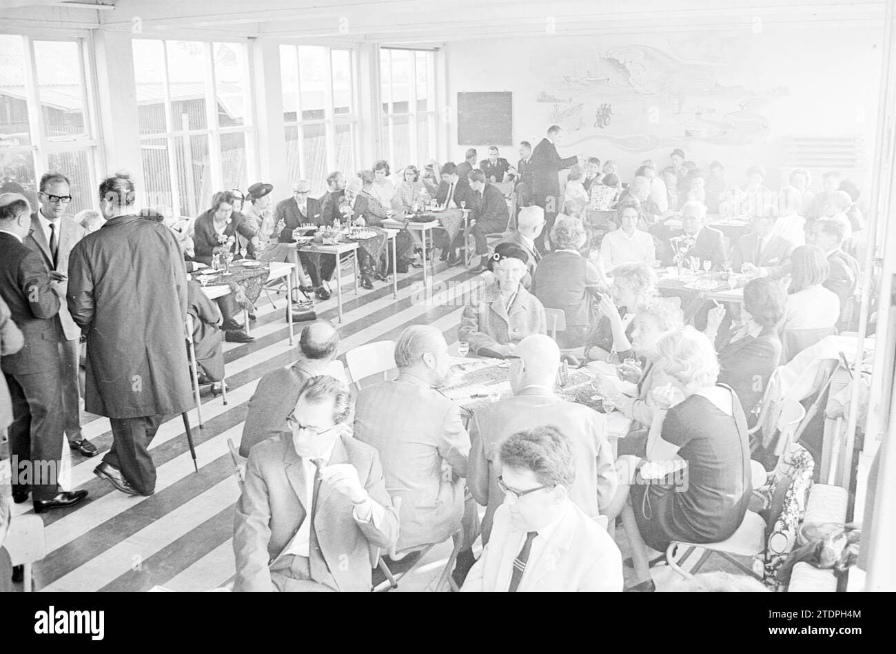 Incontro per il lancio della nave Friesland, Whizgle News from the Past, su misura per il futuro. Esplora le narrazioni storiche, l'immagine dell'agenzia olandese olandese con una prospettiva moderna, colmando il divario tra gli eventi di ieri e quelli di domani. Un viaggio senza tempo che delinea le storie che plasmano il nostro futuro Foto Stock