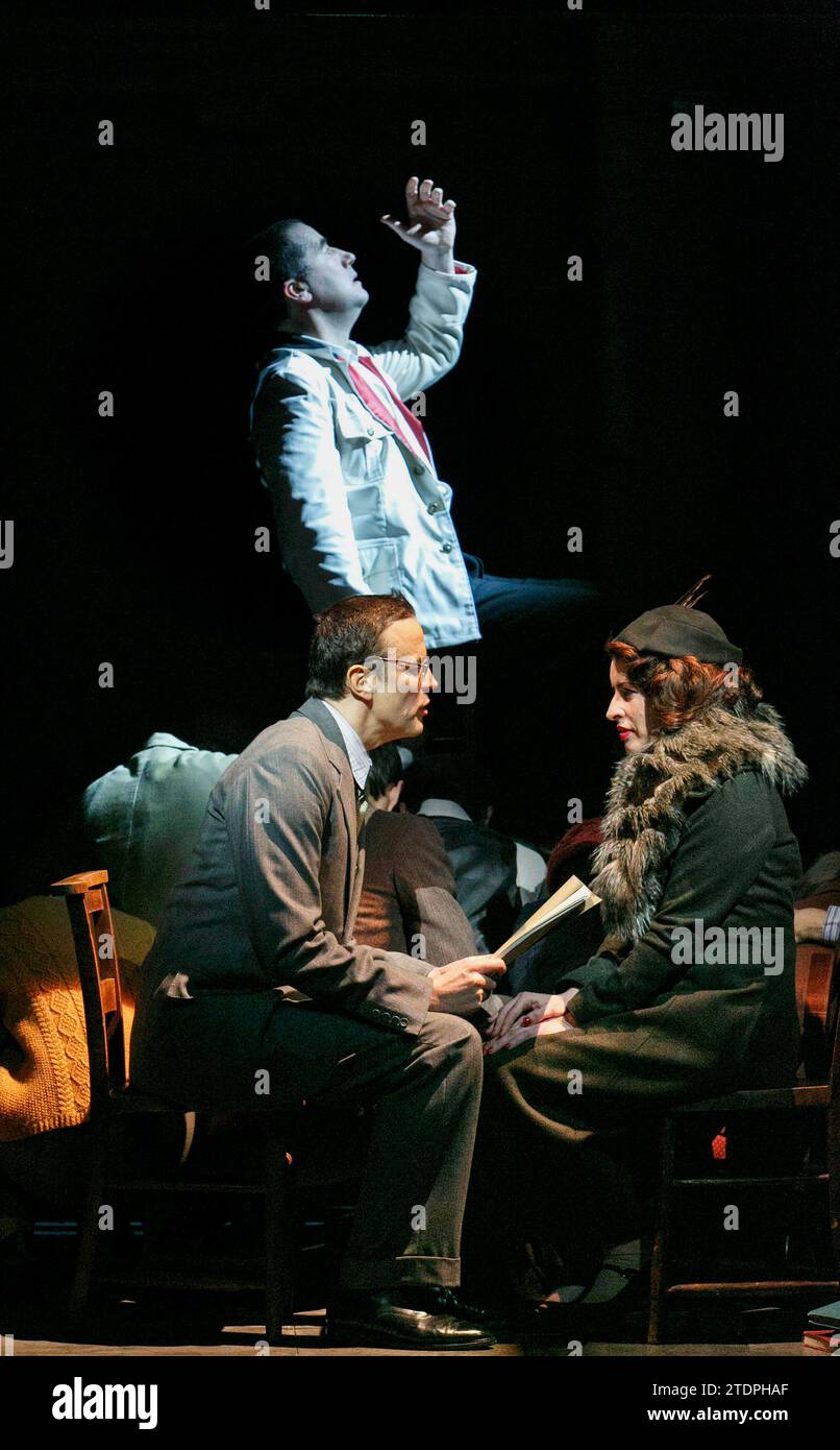 Fronte: Paul Rhys (il Maestro), Susan Lynch (Margarita) posteriore: Tim McMullan (Pontius Pilate) nel MAESTRO E MARGARITA di Bulgakov al Barbican Theatre, Barbican Centre, Londra EC2 18/12/2012 una produzione composta scenografia: Costumi es Devlin: Christina Cunningham illuminazione: Paul Anderson regista: Simon McBurney Foto Stock