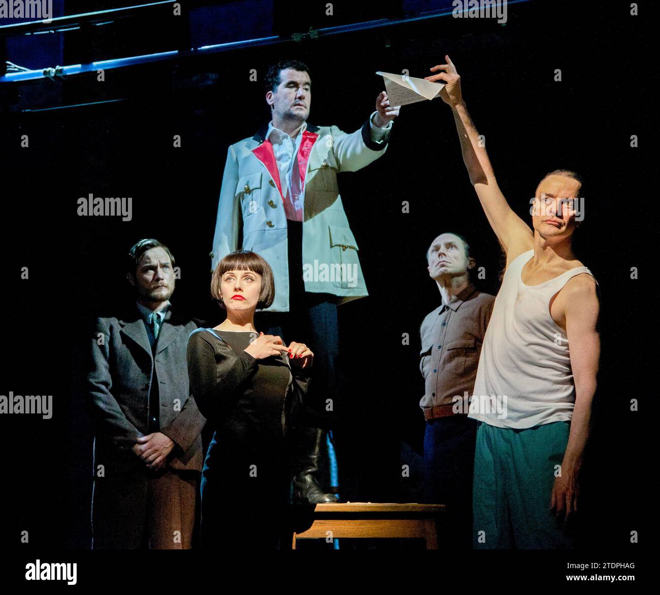 Front, l-r: Sinead Matthews (Margarita), Tim McMullan (Pontius Pilate), Paul Rhys (il Maestro) nel MAESTRO E MARGARITA di Bulgakov al Barbican Theatre, Barbican Centre, Londra EC2 21/03/2012 una produzione composta scenografia: Costumi es Devlin: Christina Cunningham illuminazione: Paul Anderson regista: Simon McBurney Foto Stock