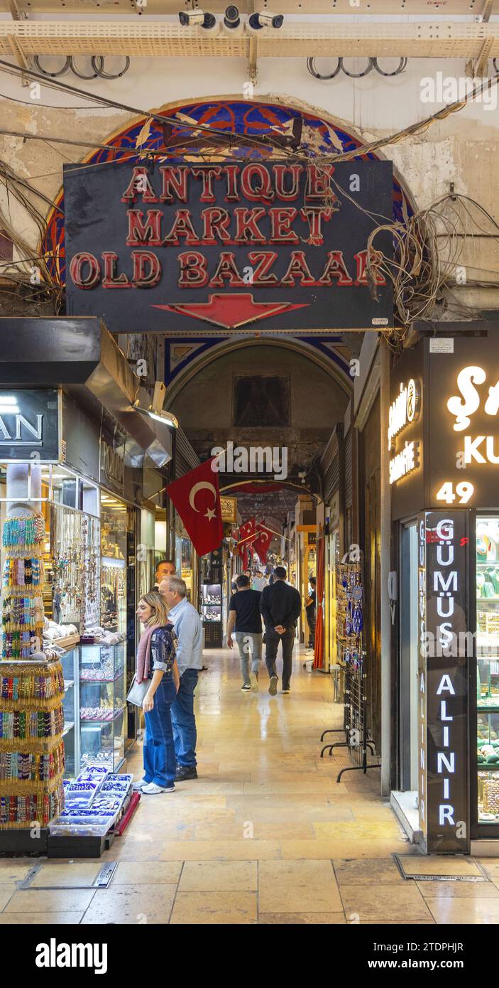 Istanbul, Turchia - 20 ottobre 2023: Passaggio al mercato dell'antiquariato, vecchio bazar nel Grand Kapali Carsi, monumento storico. Foto Stock