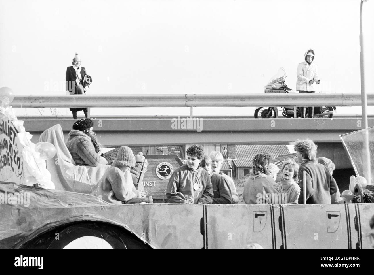 Sfilata di Carnevale, Noordwijkerhout, Carnevale, Noordwijkerhout, 07-02-1986, Whizgle News dal passato, su misura per il futuro. Esplora le narrazioni storiche, l'immagine dell'agenzia olandese olandese con una prospettiva moderna, colmando il divario tra gli eventi di ieri e quelli di domani. Un viaggio senza tempo che delinea le storie che plasmano il nostro futuro Foto Stock