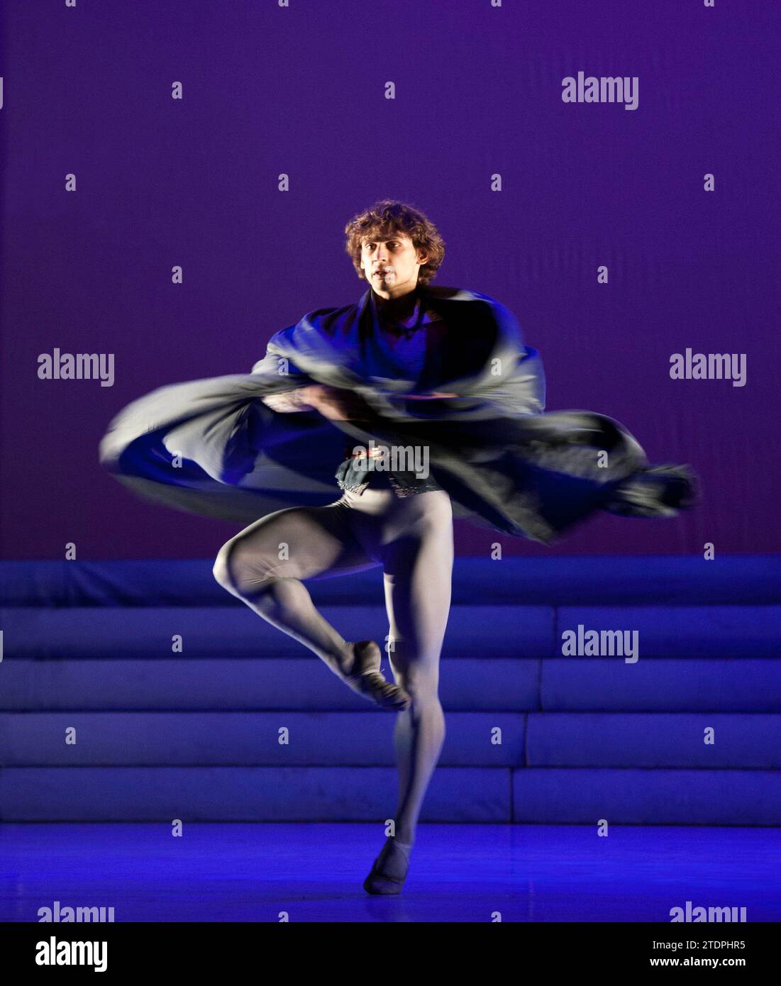 Ivan Vasiliev (Romeo) in ROMEO E GIULIETTA dopo Shakespeare presentato da Peter Schaufuss Ballet al London Coliseum, Londra WC2 12/07/2011 English National Ballet Orchestra coreografia originale: Frederick Ashton ricreato da Peter Schaufuss Foto Stock