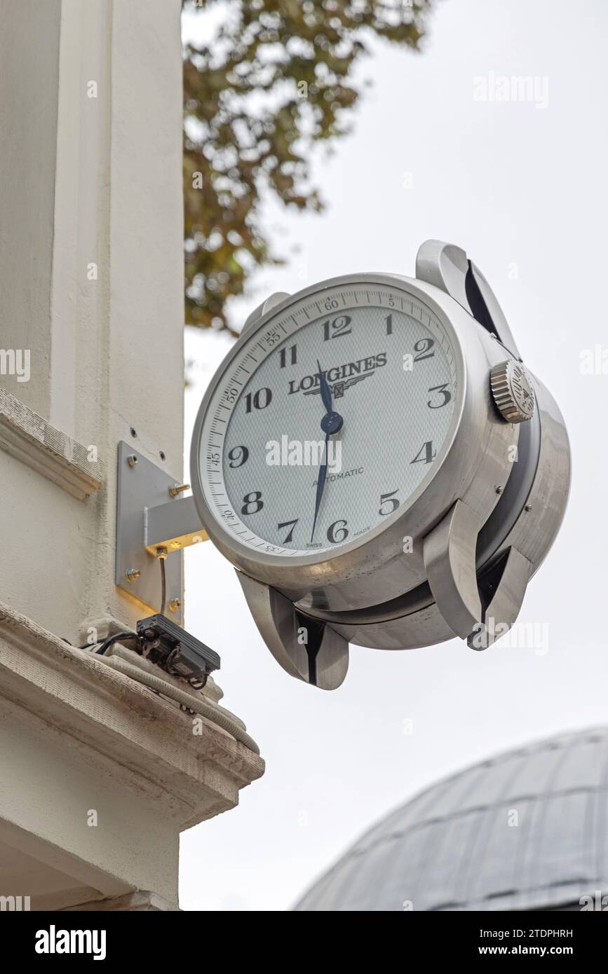 Istanbul, Turchia - 18 ottobre 2023: Orologio svizzero Longines Public Clock in Hamidiye Street. Foto Stock