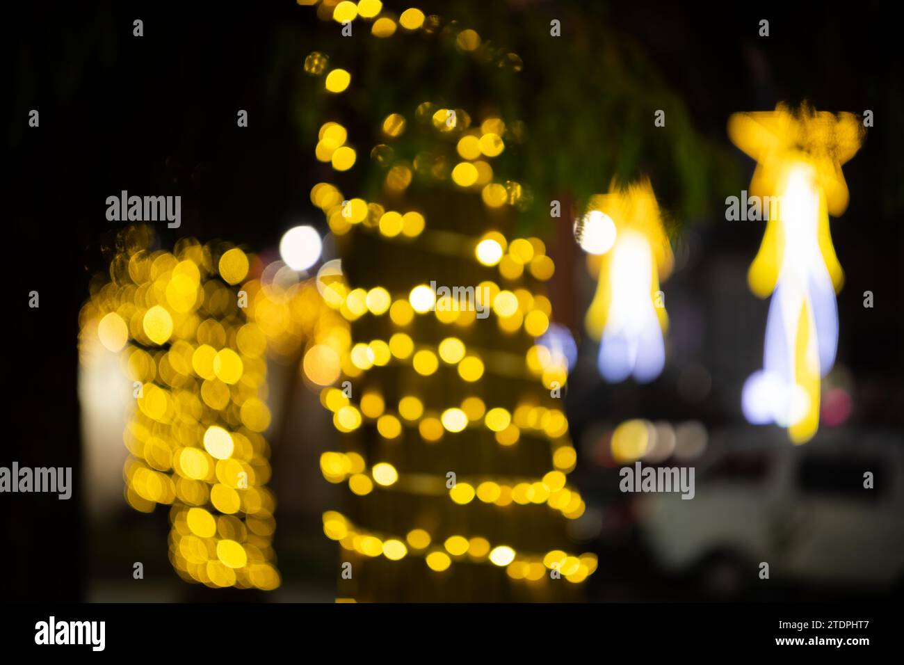 Decorazioni con luci di natale sfocate. Luci da strada di natale sfocate che creano l'effetto bokeh Foto Stock