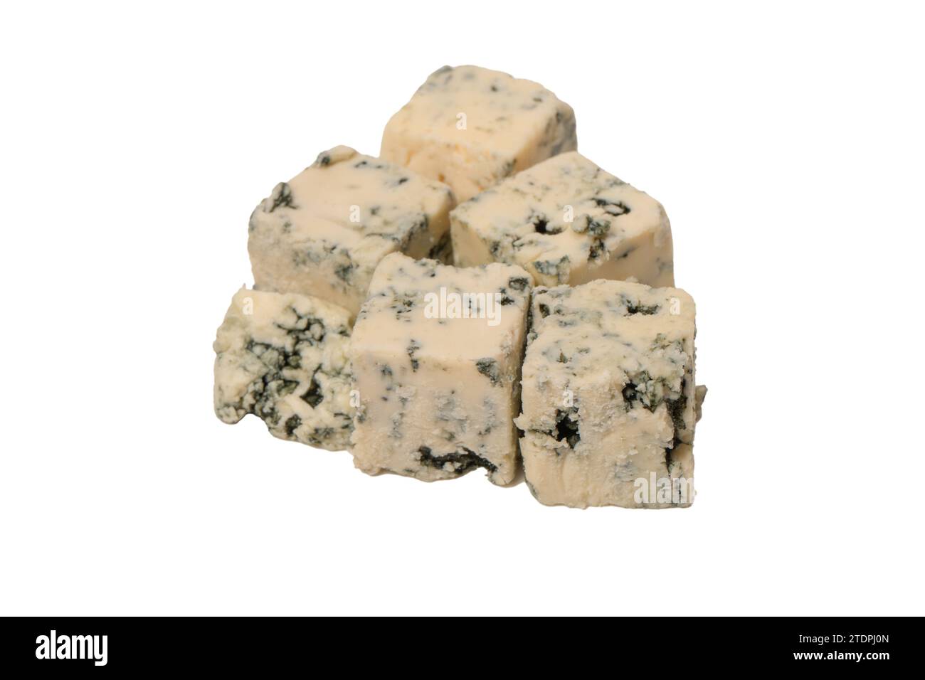 Cubetti di formaggio blu isolati su sfondo bianco. Vista dall'alto. Foto Stock