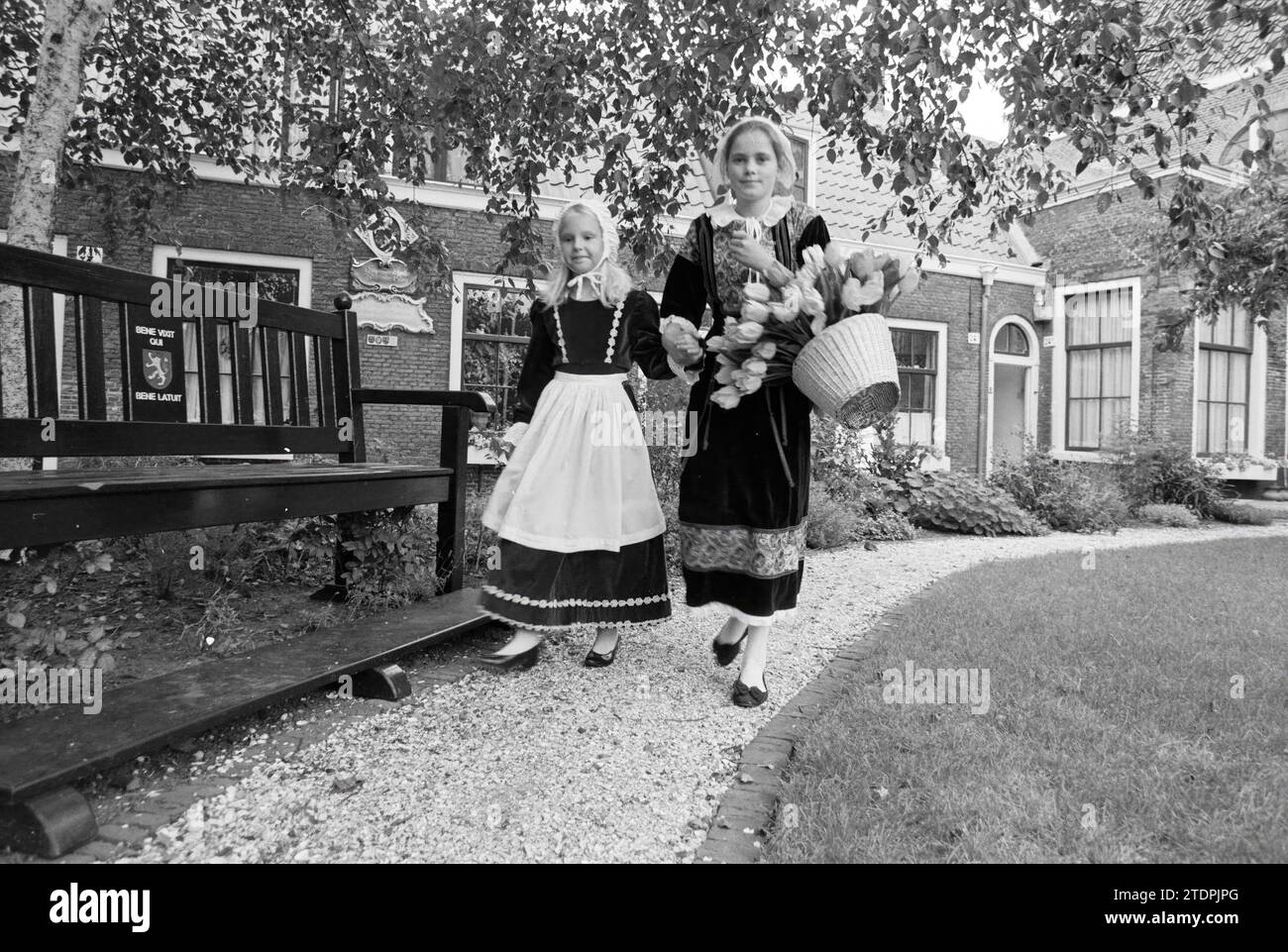 Costume del XVII secolo + francese Loenenhofje, Haarlem, Paesi Bassi, 30-08-1990, Whizgle News from the Past, su misura per il futuro. Esplora le narrazioni storiche, l'immagine dell'agenzia olandese olandese con una prospettiva moderna, colmando il divario tra gli eventi di ieri e quelli di domani. Un viaggio senza tempo che delinea le storie che plasmano il nostro futuro Foto Stock