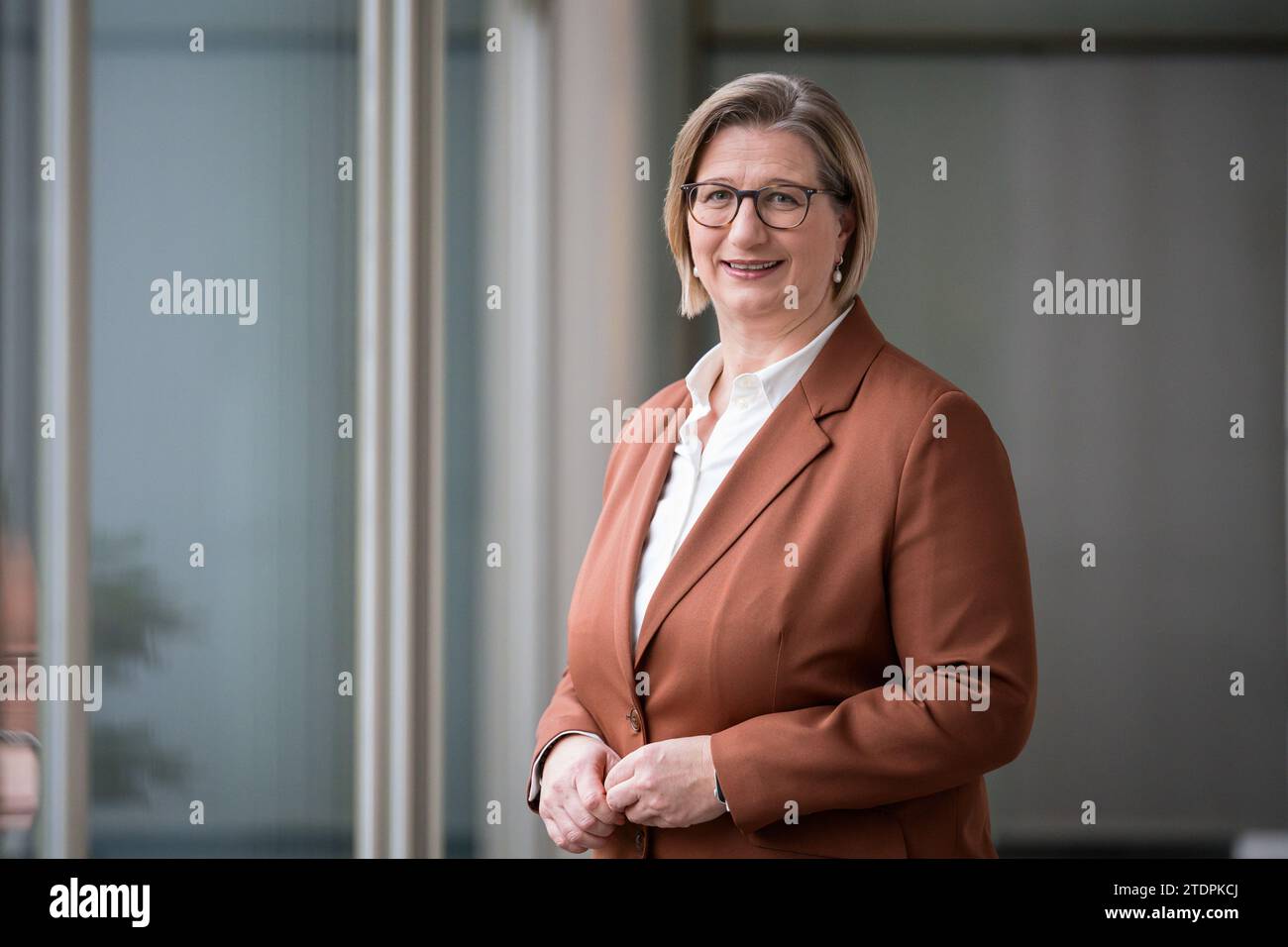 19 dicembre 2023, Saarland, Saarbrücken: Anke Rehlinger (SPD), ministro presidente della Saarland, guarda la macchina fotografica del fotografo ai margini di un'intervista. Rehlinger è contrario alla fine delle agevolazioni fiscali per gli agricoltori previste dal governo federale "semaforo”. Foto: Oliver Dietze/dpa Foto Stock