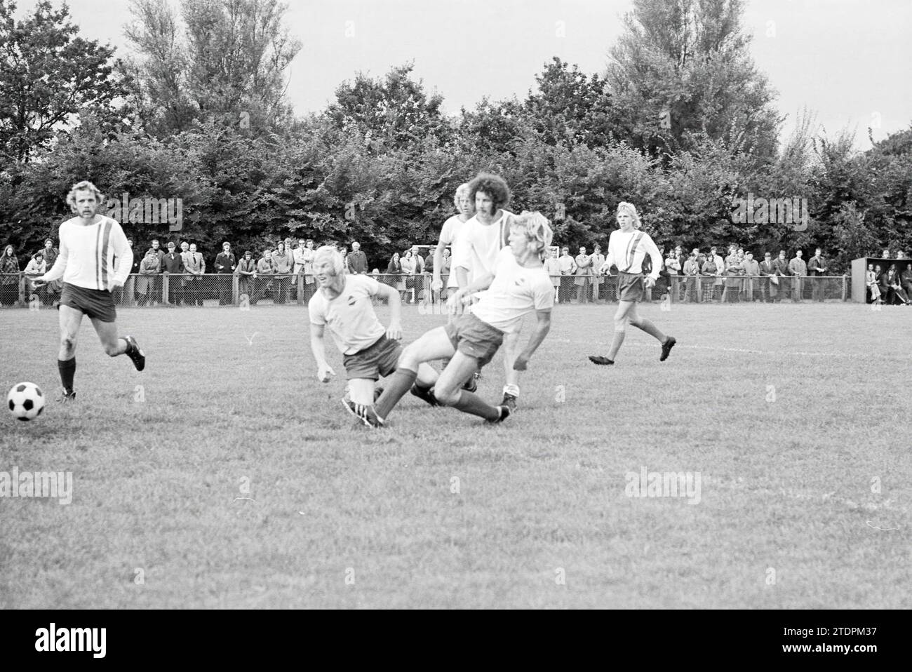 Van Nispen - Hillegom, calcio, 23-09-1973, Whizgle News from the Past, su misura per il futuro. Esplora le narrazioni storiche, l'immagine dell'agenzia olandese olandese con una prospettiva moderna, colmando il divario tra gli eventi di ieri e quelli di domani. Un viaggio senza tempo che delinea le storie che plasmano il nostro futuro Foto Stock