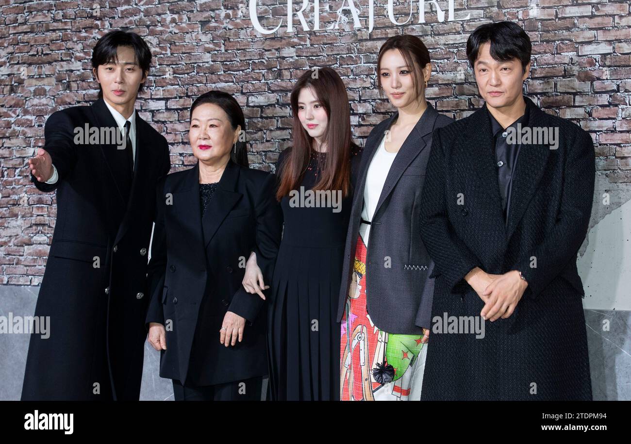 Seoul, Corea del Sud. 19 dicembre 2023. (Da L a R) attori sudcoreani Park Seo-joon, Kim Hae-sook, Han so-hee, Soo Hyun, Jo Han-cheol, partecipa a una chiamata fotografica per il dramma Netflix Gyeongseong creature Press Conference a Seoul, Corea del Sud, il 19 dicembre 2023. (Foto di Lee Young-ho/Sipa USA) credito: SIPA USA/Alamy Live News Foto Stock