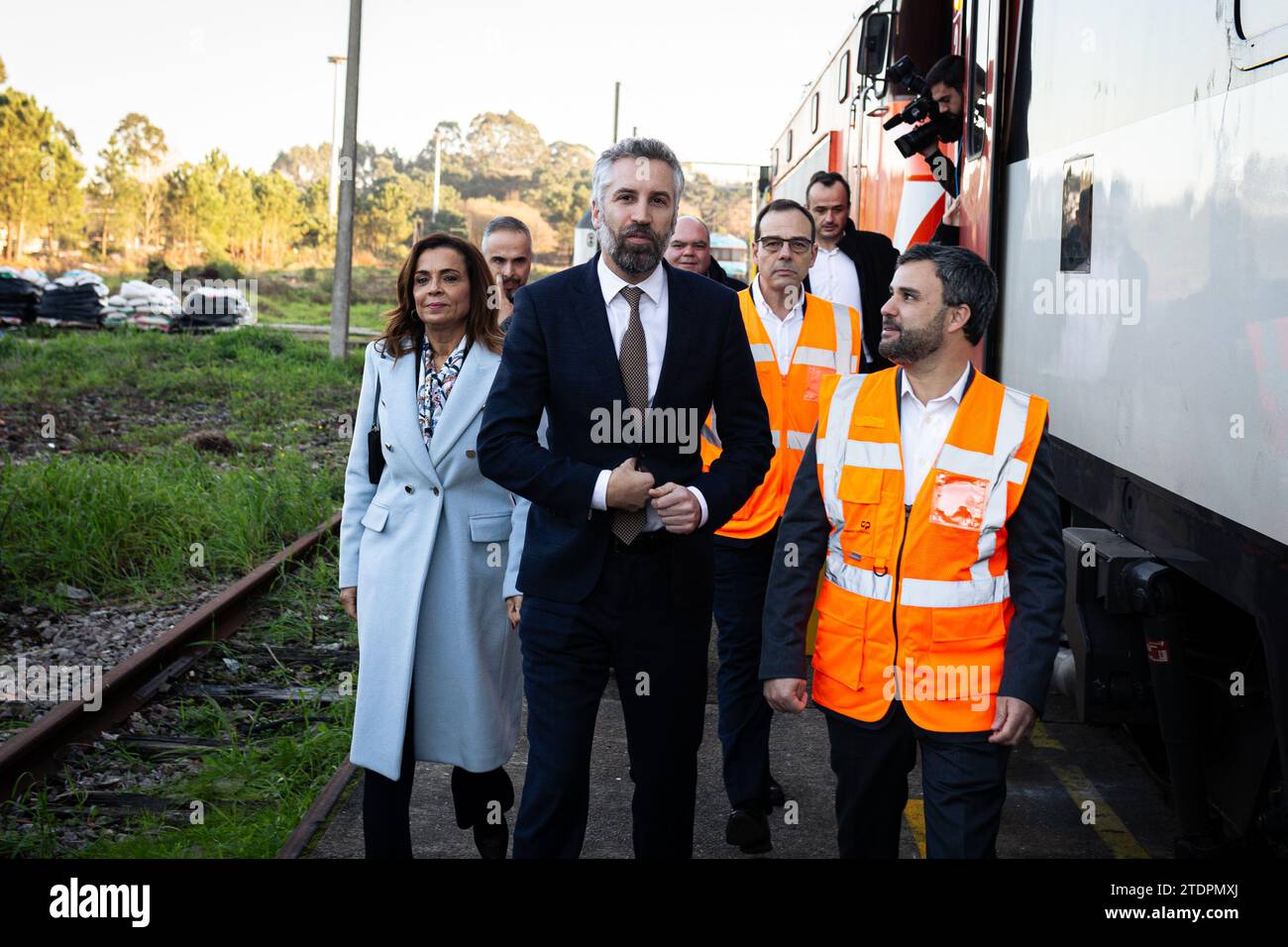 Porto, Portogallo. 18 dicembre 2023. Il segretario generale del PS (Partito Socialista) Pedro Nuno Santos (C) ha visto con il sindaco di Matosinhos, Luísa Salgueiro (L), durante la sua visita alla fabbrica CP (Comboios de Portugal). Il neo eletto Segretario generale del Partito Socialista (PS), Pedro Nuno Santos, che sostituisce António Costa nella leadership del partito, scelse le fabbriche CP (treni dal Portogallo) di Guifões a Matosinhos, per la sua prima visita ufficiale. Chiuse dal 2012, queste fabbriche furono riaperte nel 2020 durante il suo mandato come ministro delle infrastrutture. Credito: SOPA Images Limited/Alamy Live News Foto Stock