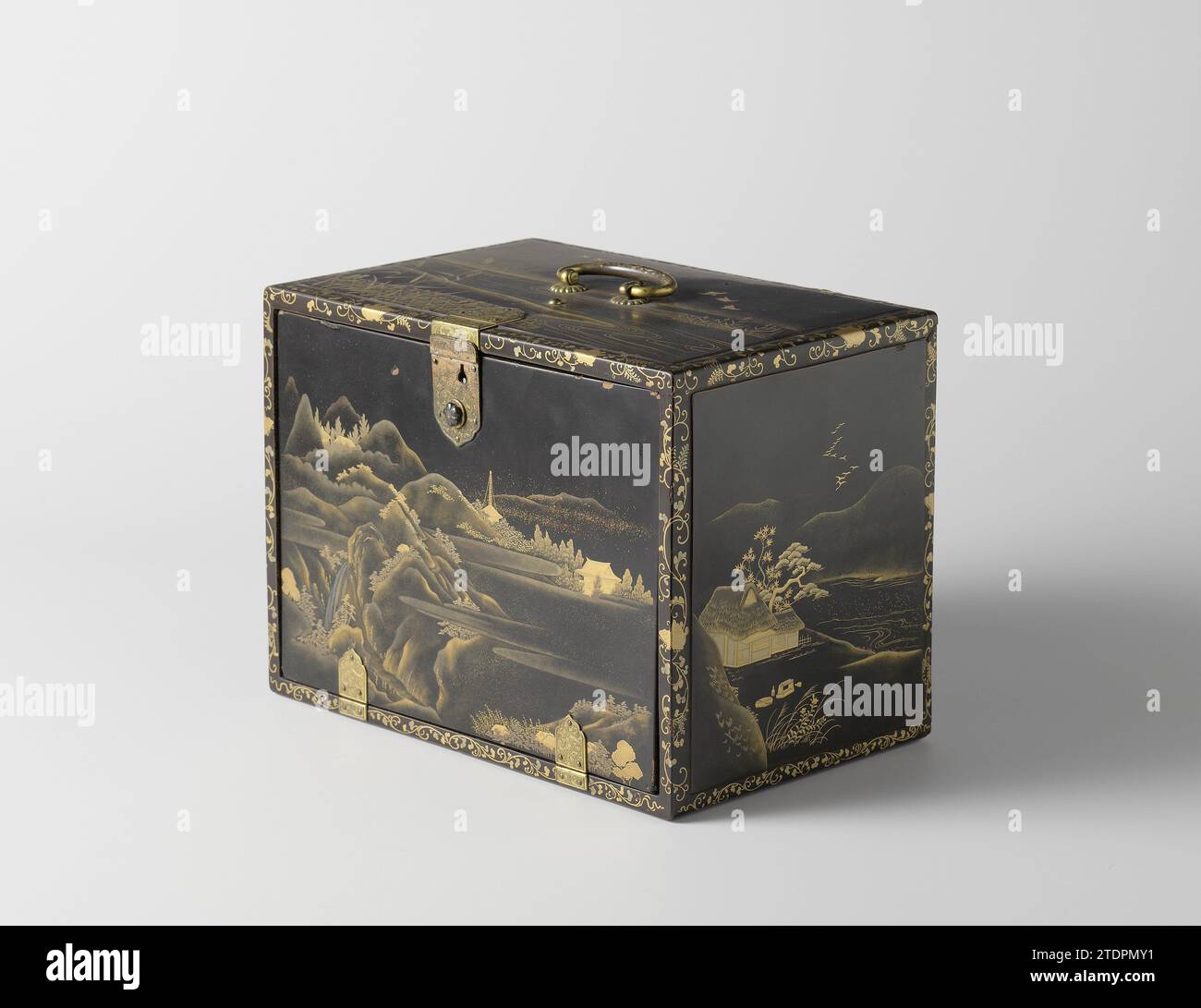 Cofanetto con cassetti, anonimo, c. 1800 - c. 1850 Lago con cassetti e pannello frontale rimovibile. Cinque lati della bara e l'interno della facciata sono decorati con paesaggi dei sei fiumi gioiello (Mu Tamagawa). Una decorazione di insetti sui cassetti, dotati di gemme a forma di farfalle metalliche, le cui ali possono muoversi. Un motivo del fornitore di foglie sui bordi. Legno giapponese (materiale vegetale). vernice (rivestimento). Metal Lake con cassetti e pannello anteriore rimovibile. Cinque lati della bara e l'interno della facciata sono decorati con paesaggi dei sei fiumi gioiello (Mu Foto Stock