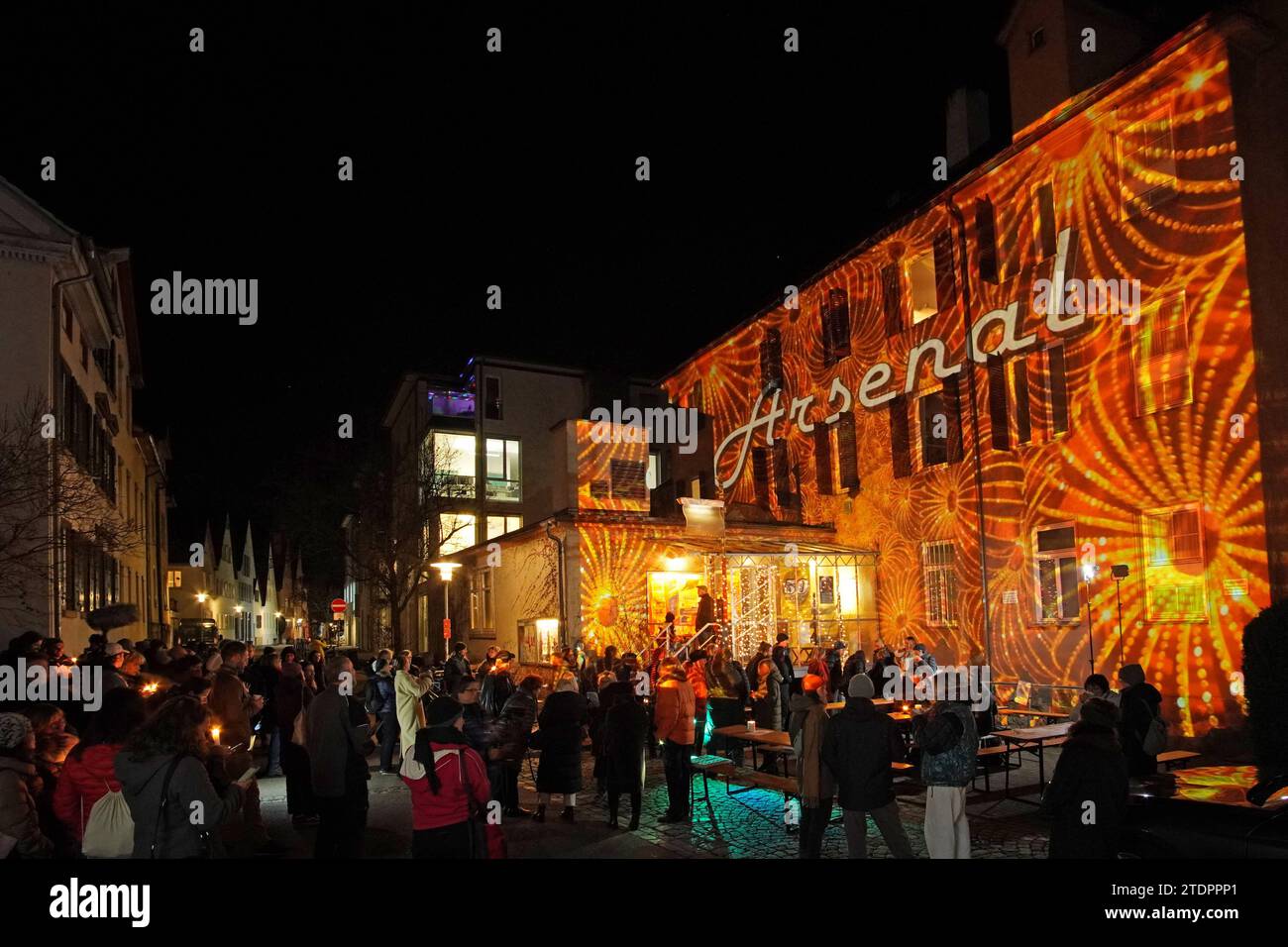 Fassadenprojektion zum Abschied am Kino Arsenal, Tübingen, Baden-Württemberg, Deutschland. Projektion von Leucht-Werk. DAS älteste Programmkino Baden-Württembergs wird Anfang 2024 nach 50 Jahren geschlossen. *** Farewell Facade Projection al cinema Arsenal, Tübingen, Baden Württemberg, Germany proiezione di Leucht Werk il più antico cinema d'attico di Baden Württemberg chiuderà all'inizio del 2024 dopo 50 anni Foto Stock