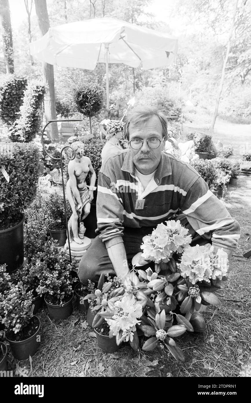 Mr. De Groot, Bakker Garden Center, 23-05-1995, Whizgle News from the Past, su misura per il futuro. Esplora le narrazioni storiche, l'immagine dell'agenzia olandese olandese con una prospettiva moderna, colmando il divario tra gli eventi di ieri e quelli di domani. Un viaggio senza tempo che delinea le storie che plasmano il nostro futuro Foto Stock