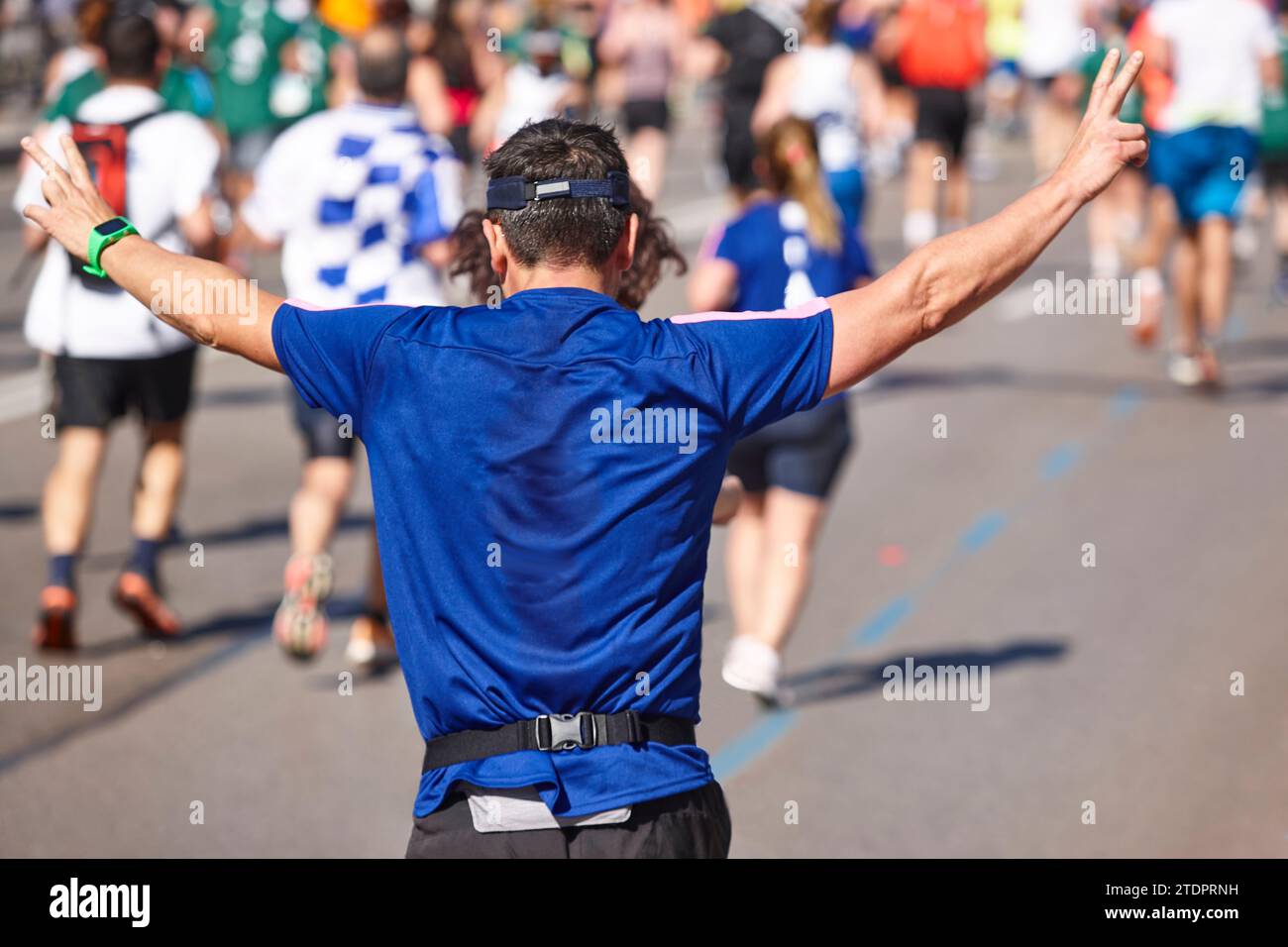 Corridori per strada. Stile di vita sano. Esercizio di movimento. Segno di vittoria Foto Stock