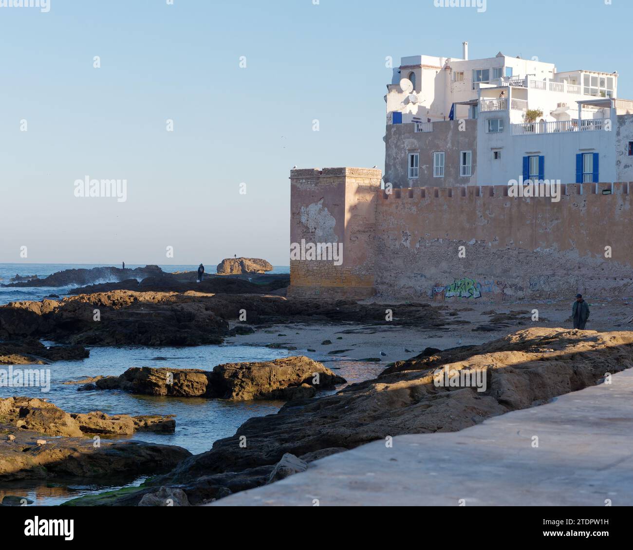 Spiaggia rocciosa e medina nella città di Essaouira, Marocco. 19 dicembre 2023 Foto Stock
