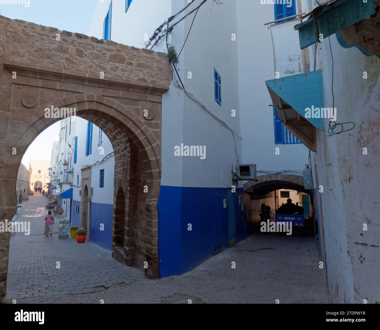Strada con arco nella medina nella città di Essaouira, in Marocco. 19 dicembre 2023 Foto Stock