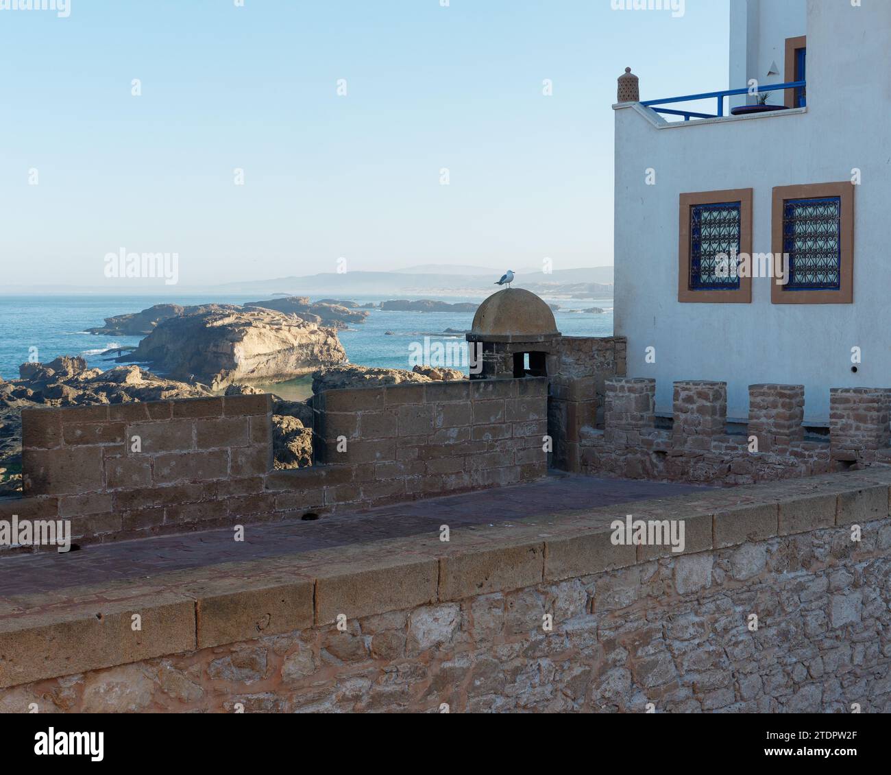 Vista dalla fortezza nella medina sulla costa rocciosa della città di Essaouira, in Marocco. 19 dicembre 2023 Foto Stock