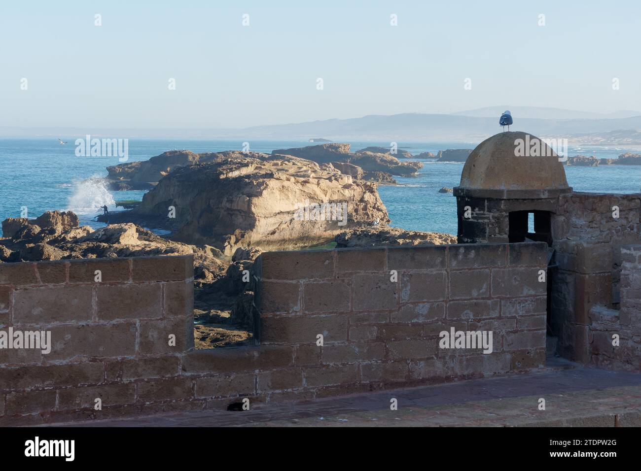 Vista dalla fortezza nella medina sulla costa rocciosa della città di Essaouira, in Marocco. 19 dicembre 2023 Foto Stock