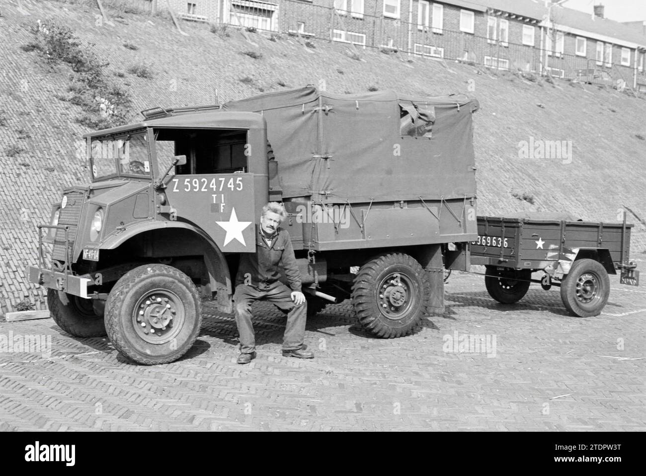 Old Army Truck, IJmuiden, IJmuiden, Paesi Bassi, 20-04-1993, Whizgle News dal passato, su misura per il futuro. Esplora le narrazioni storiche, l'immagine dell'agenzia olandese olandese con una prospettiva moderna, colmando il divario tra gli eventi di ieri e quelli di domani. Un viaggio senza tempo che delinea le storie che plasmano il nostro futuro Foto Stock