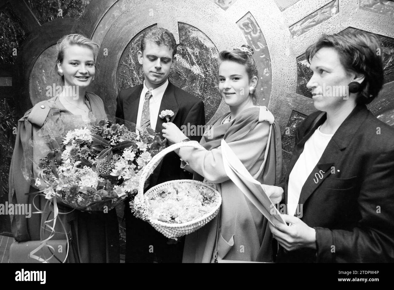 Flowers for Bert v.d. Tas, M.S.D., 25-09-1991, Whizgle News from the Past, Tailored for the Future. Esplora le narrazioni storiche, l'immagine dell'agenzia olandese olandese con una prospettiva moderna, colmando il divario tra gli eventi di ieri e quelli di domani. Un viaggio senza tempo che delinea le storie che plasmano il nostro futuro Foto Stock