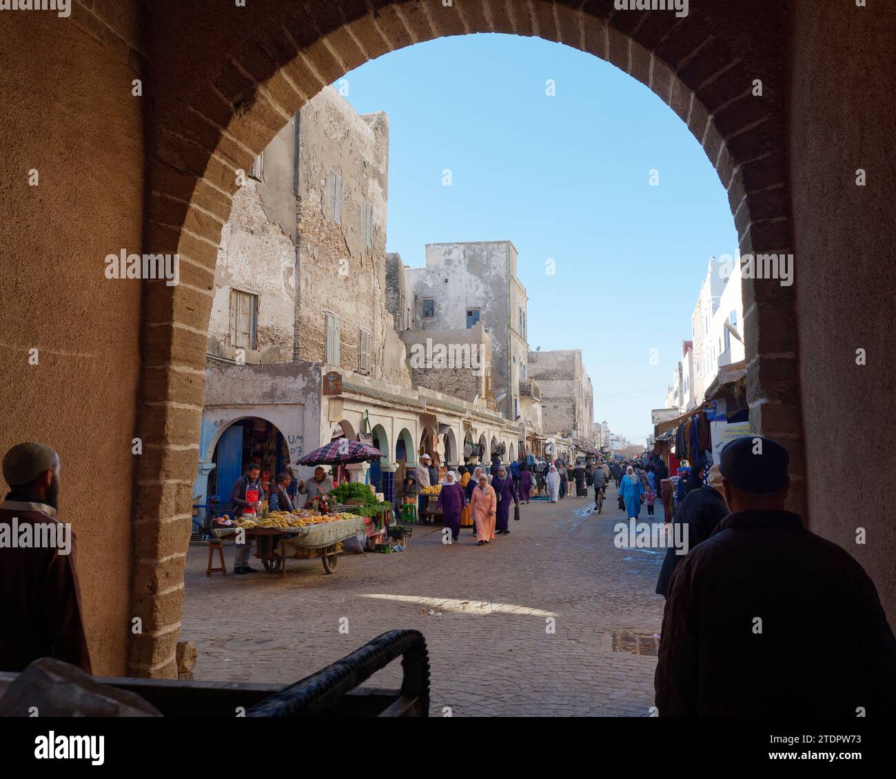 Strada trafficata con venditori nella medina della città di Essaouira, Marocco. 19 dicembre 2023 Foto Stock