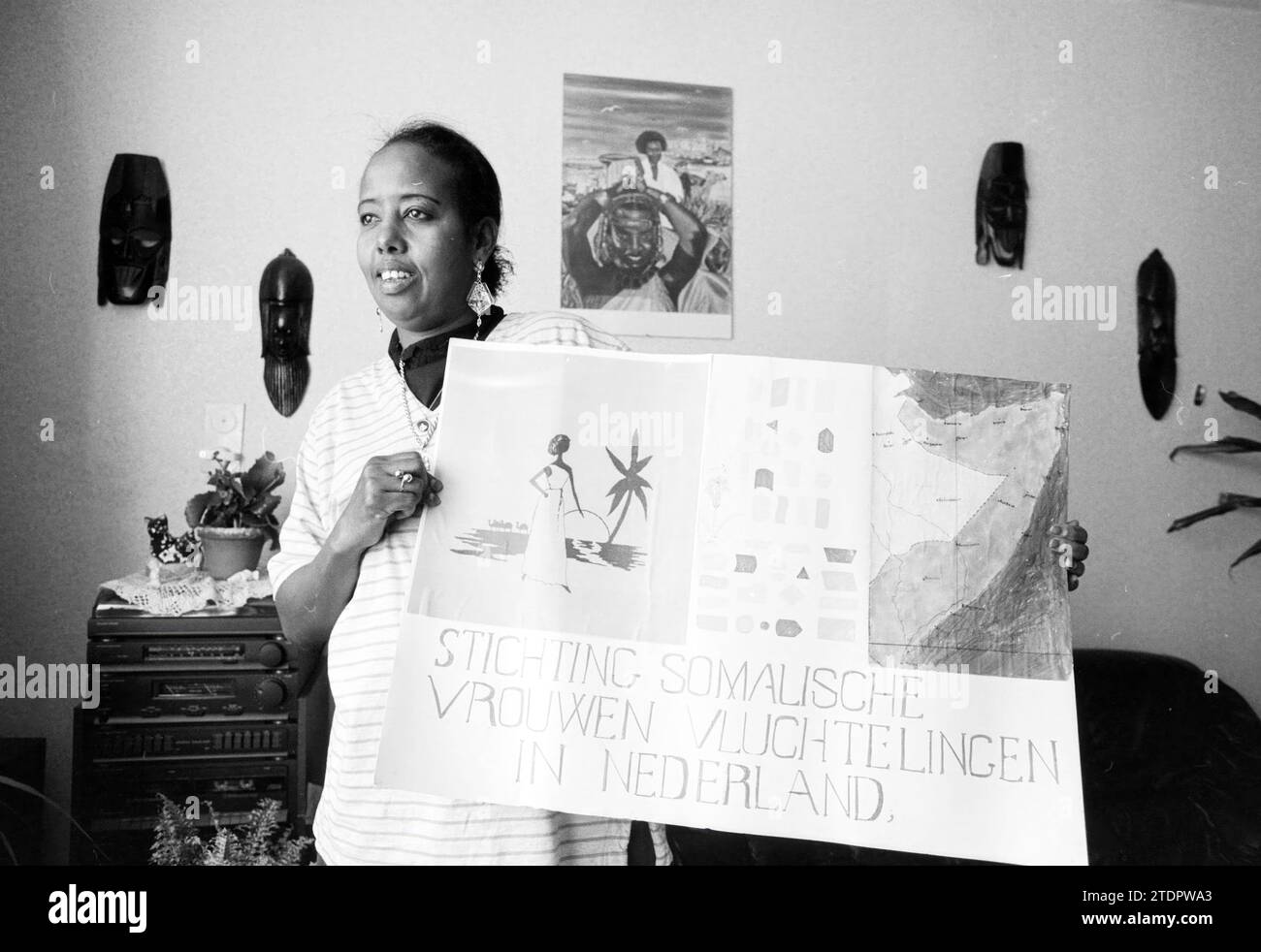 Signora A. Adam, Haarlem, Paesi Bassi, 05-10-1993, Whizgle News from the Past, su misura per il futuro. Esplora le narrazioni storiche, l'immagine dell'agenzia olandese olandese con una prospettiva moderna, colmando il divario tra gli eventi di ieri e quelli di domani. Un viaggio senza tempo che delinea le storie che plasmano il nostro futuro Foto Stock Signora A. Adam, Haarlem, Paesi Bassi, 05-10-1993, Whizgle News from the Past, su misura per il futuro. Esplora le narrazioni storiche, l'immagine dell'agenzia olandese olandese con una prospettiva moderna, colmando il divario tra gli eventi di ieri e quelli di domani. Un viaggio senza tempo che delinea le storie che plasmano il nostro futuro Foto Stock