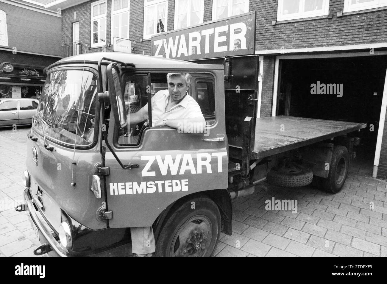 Camion del commercio di carbone di Zwarter a Heemstede., Heemstede, Raadhuisstraat, Paesi Bassi, 10-07-1987, Whizgle News dal passato, su misura per il futuro. Esplora le narrazioni storiche, l'immagine dell'agenzia olandese olandese con una prospettiva moderna, colmando il divario tra gli eventi di ieri e quelli di domani. Un viaggio senza tempo che delinea le storie che plasmano il nostro futuro Foto Stock