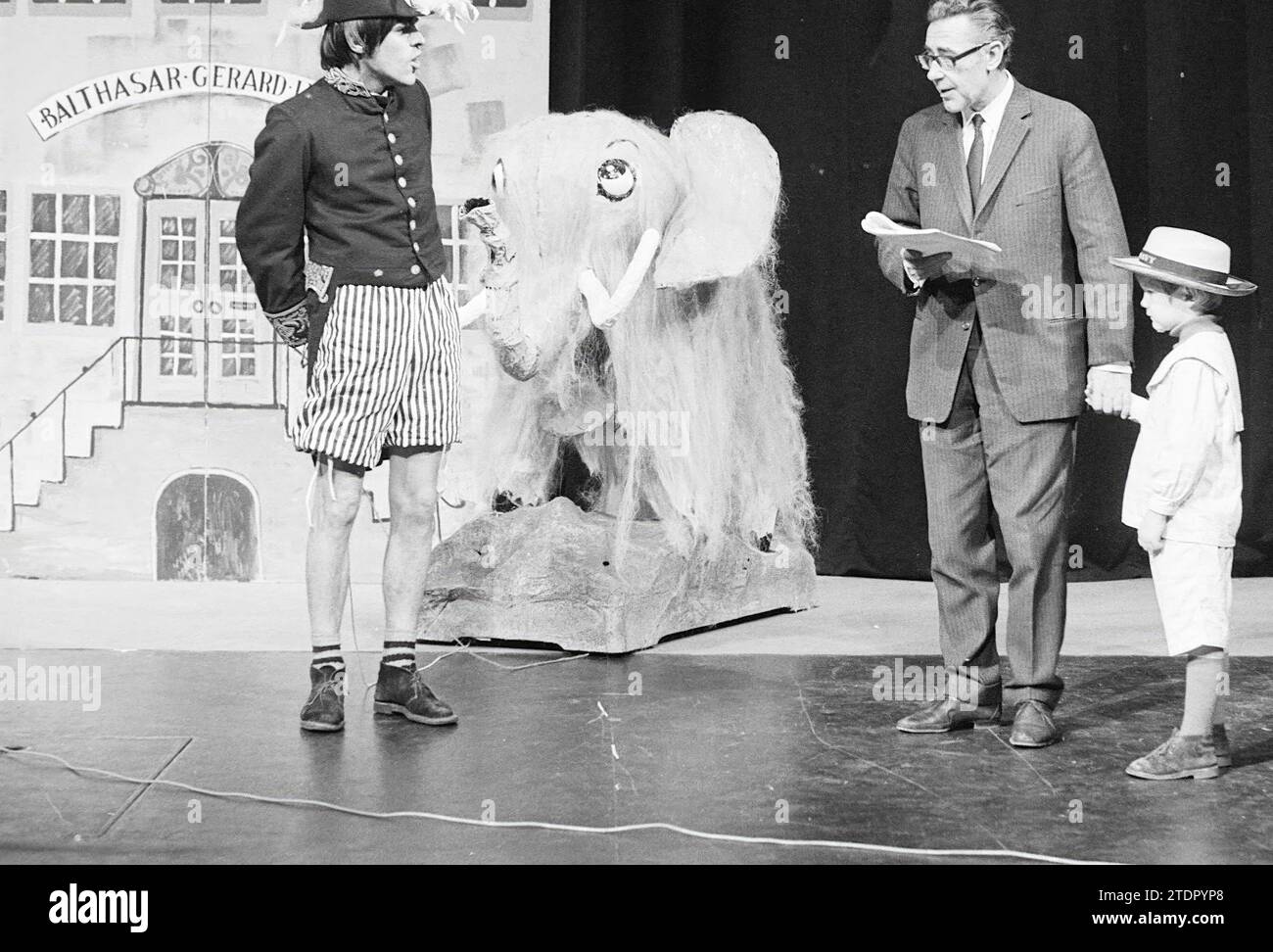 Small Johannes Theater, prove, 17-12-1970, Whizgle News from the Past, su misura per il futuro. Esplora le narrazioni storiche, l'immagine dell'agenzia olandese olandese con una prospettiva moderna, colmando il divario tra gli eventi di ieri e quelli di domani. Un viaggio senza tempo che delinea le storie che plasmano il nostro futuro Foto Stock