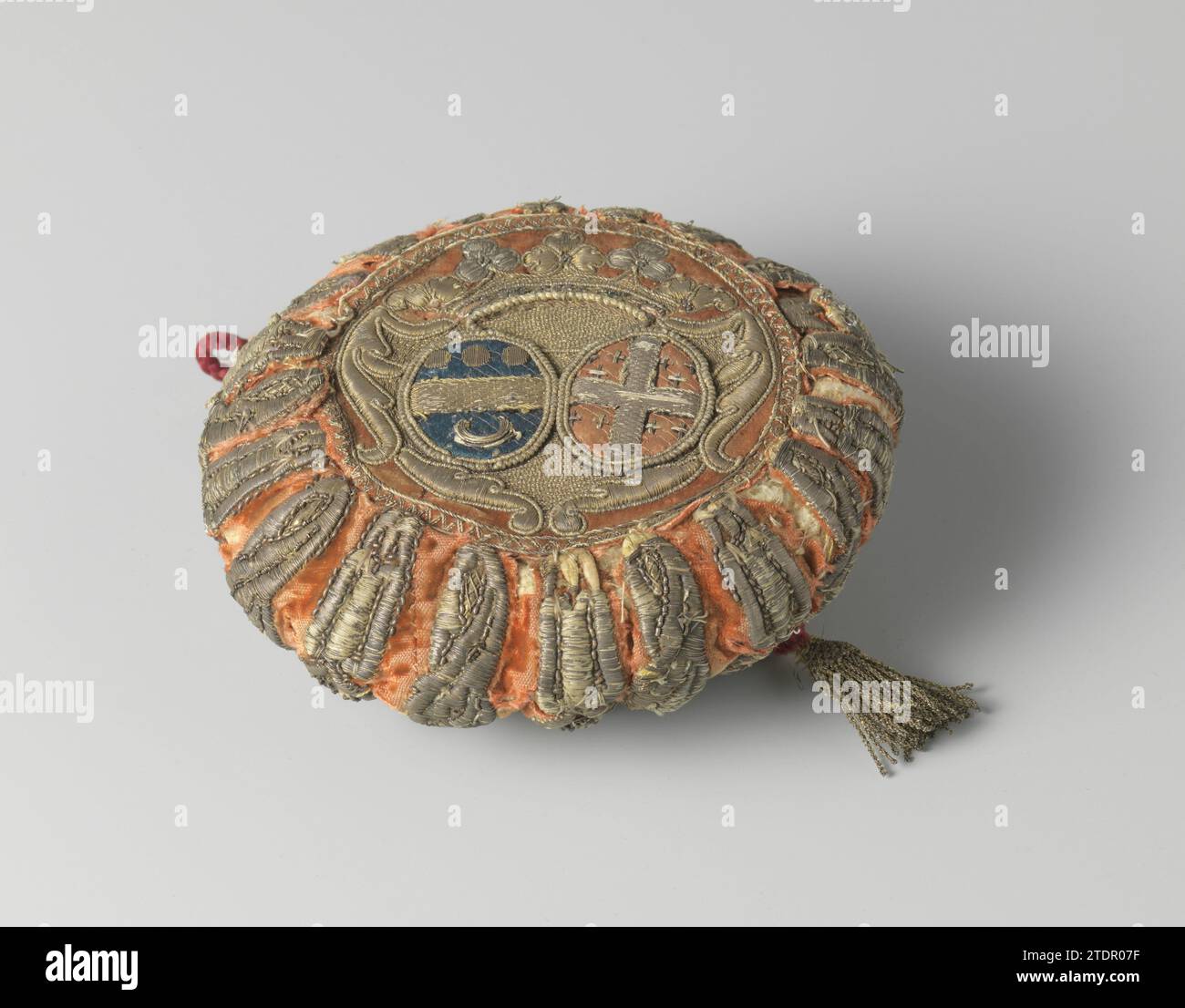 Speelbeurs di velluto arancione, ricamato in filo d'oro e d'argento e seta multicolore con un'arma dell'alleanza non identificata, anonima, c. 1680 - c. 1720 Speelbeurs di Oranje Velvee, ricamato in filo d'oro e argento e seta multicolore con un'arma dell'alleanza non identificata. Modello: Fondo arrotondato piatto intorno al quale un bordo ondulato rialzato presenta fori con fori, che disegnano un filo di seta rossa galleggiante, terminando con una spazzola metallica. Foderato con pelle di capra su cui è ricoperta di seta verde. Decorazione: I 20 rigonfiamenti o "costole" sono decorati con ornamenti alternati impilati in filo d'argento con gli amanti del metallo A. Foto Stock