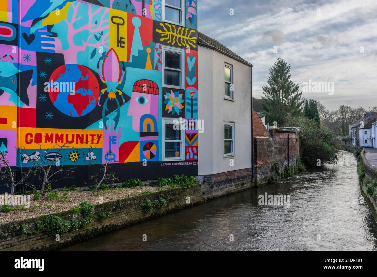 Colored Global Community Street art / murales lungo Fisherton Road e il fiume Avon a Salisbury, Wiltshire, Inghilterra, Regno Unito Foto Stock