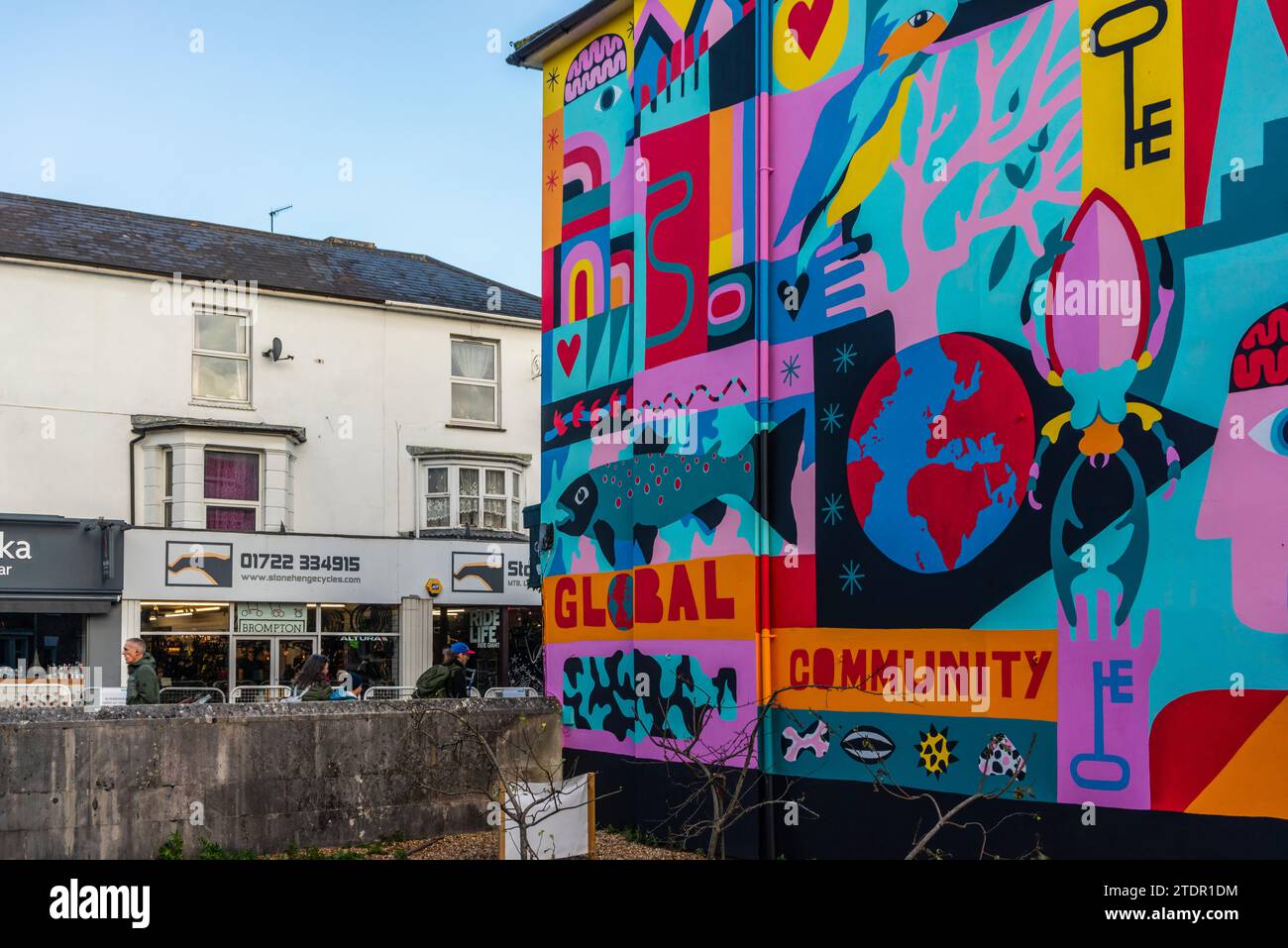 Colored Global Community Street art / murales lungo Fisherton Road a Salisbury, Wiltshire, Inghilterra, Regno Unito Foto Stock