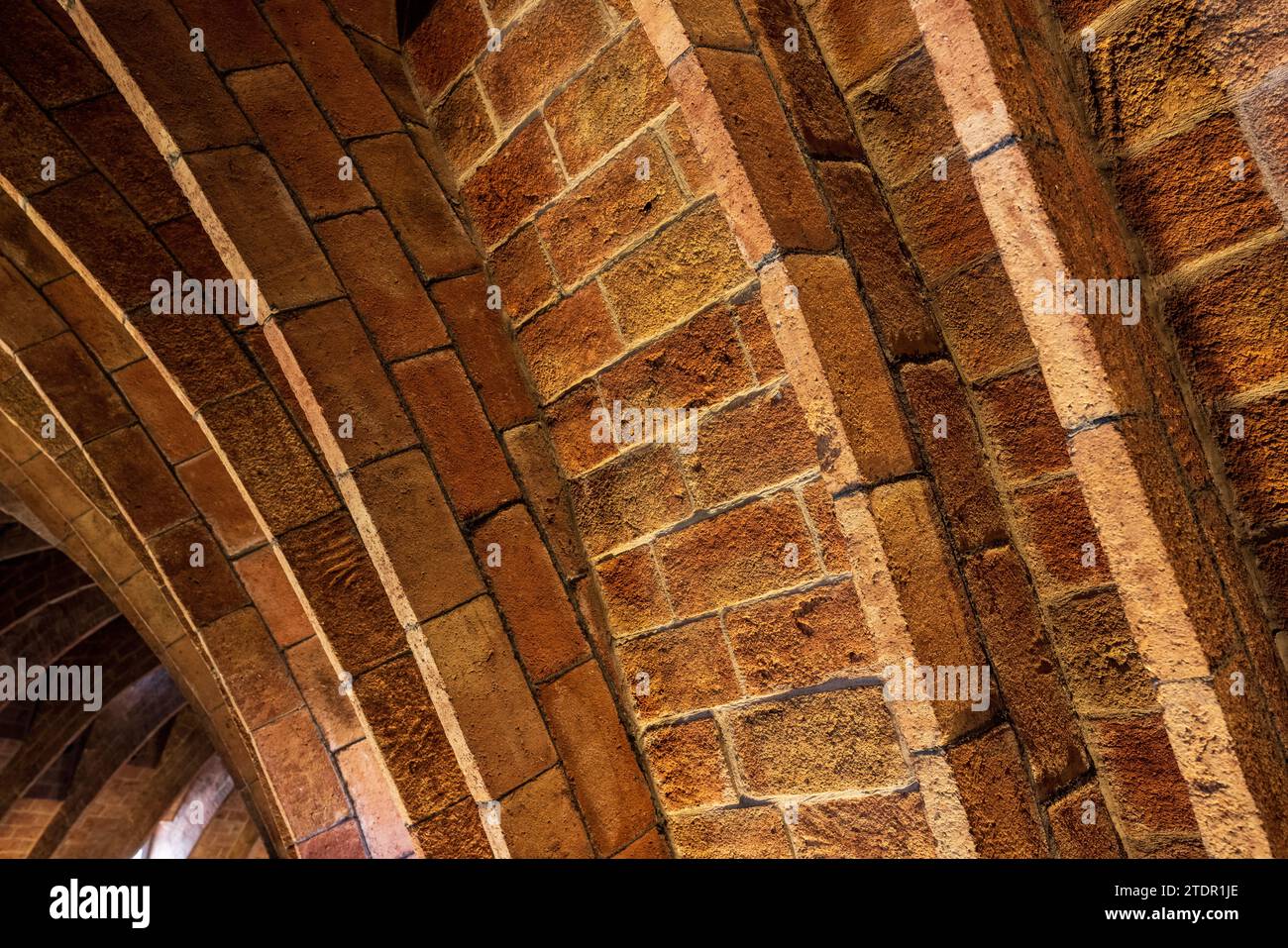 Gli archi di sostegno della soffitta di Casa Mila, Barcellona, Spagna Foto Stock