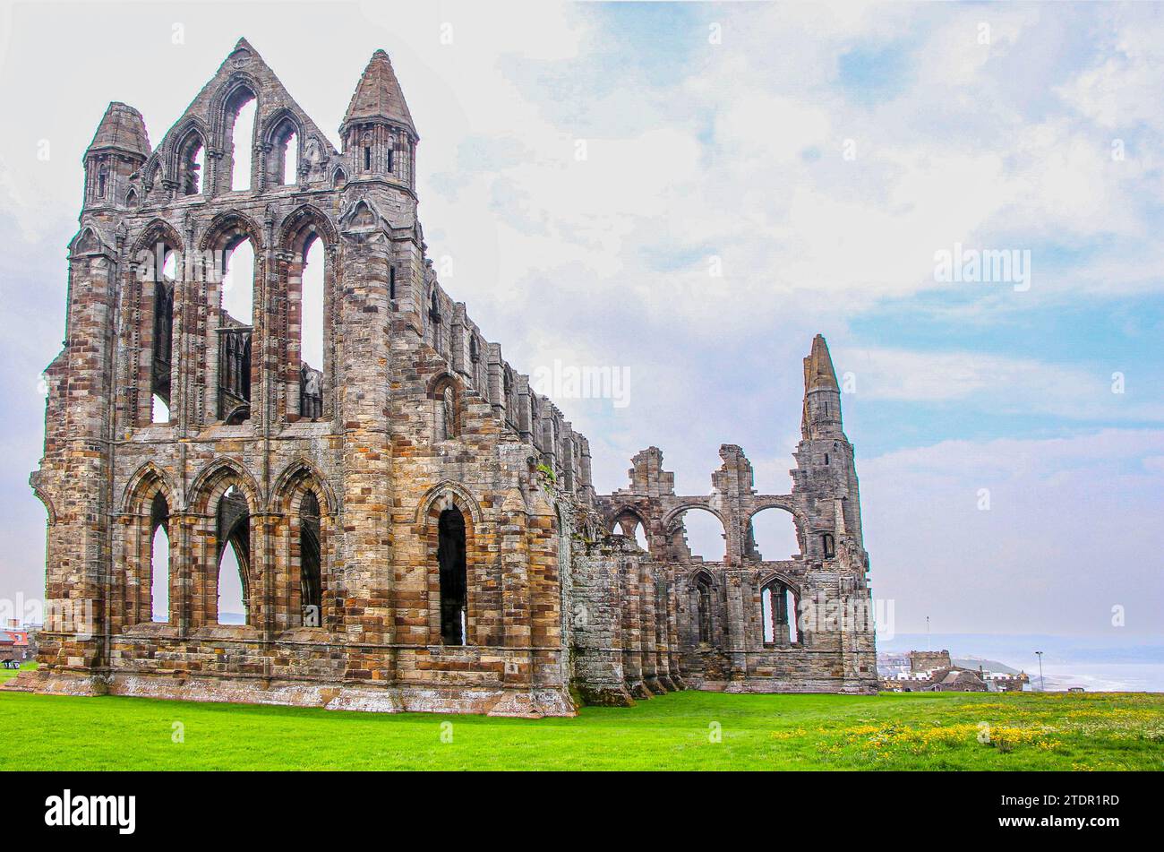 Una vista dell'Abbazia di Whitby nello Yorkshire con le sue finestre, colonne e archi in rovina Foto Stock