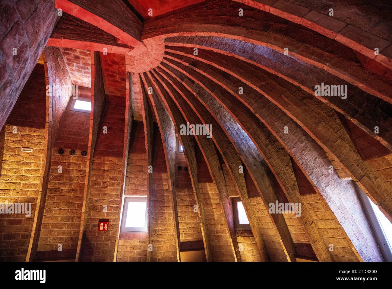 Gli archi di sostegno della soffitta di Casa Mila, Barcellona, Spagna Foto Stock