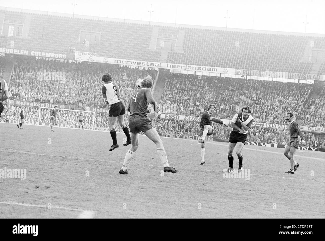 Feyenoord - Haarlem 7-0, Football Feijenoord, 17-10-1976, Whizgle News from the Past, su misura per il futuro. Esplora le narrazioni storiche, l'immagine dell'agenzia olandese olandese con una prospettiva moderna, colmando il divario tra gli eventi di ieri e quelli di domani. Un viaggio senza tempo che delinea le storie che plasmano il nostro futuro Foto Stock