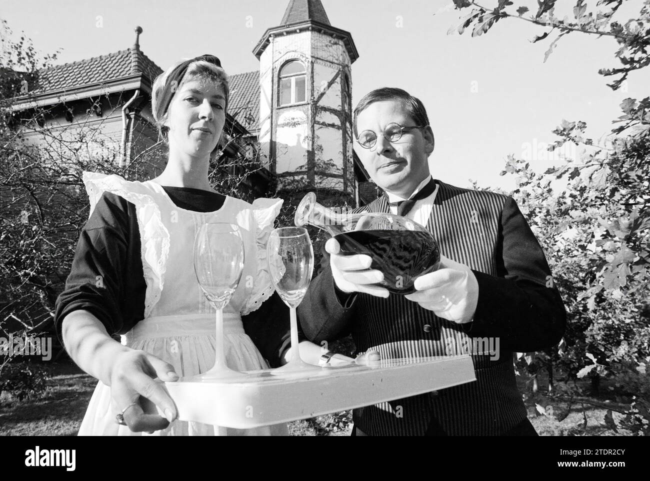 Degustazione di vini presentata in costumi storici, Whizgle News from the Past, su misura per il futuro. Esplora le narrazioni storiche, l'immagine dell'agenzia olandese olandese con una prospettiva moderna, colmando il divario tra gli eventi di ieri e quelli di domani. Un viaggio senza tempo che delinea le storie che plasmano il nostro futuro Foto Stock