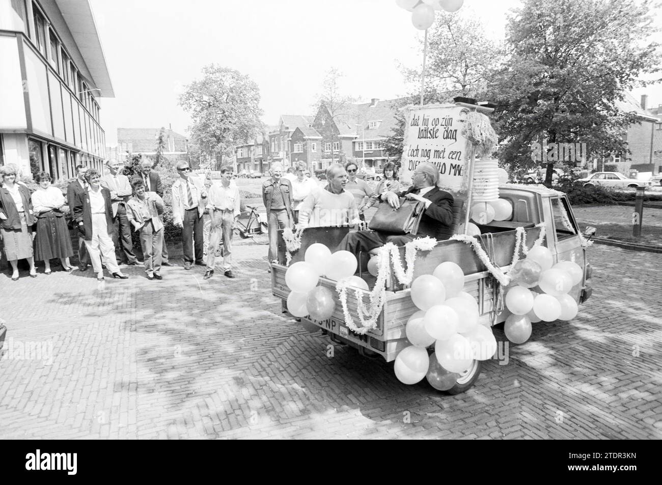 Il sogno si avvera ancora, addio con l'auto ufficiale, 00-05-1988, Whizgle News from the Past, su misura per il futuro. Esplora le narrazioni storiche, l'immagine dell'agenzia olandese olandese con una prospettiva moderna, colmando il divario tra gli eventi di ieri e quelli di domani. Un viaggio senza tempo che delinea le storie che plasmano il nostro futuro Foto Stock