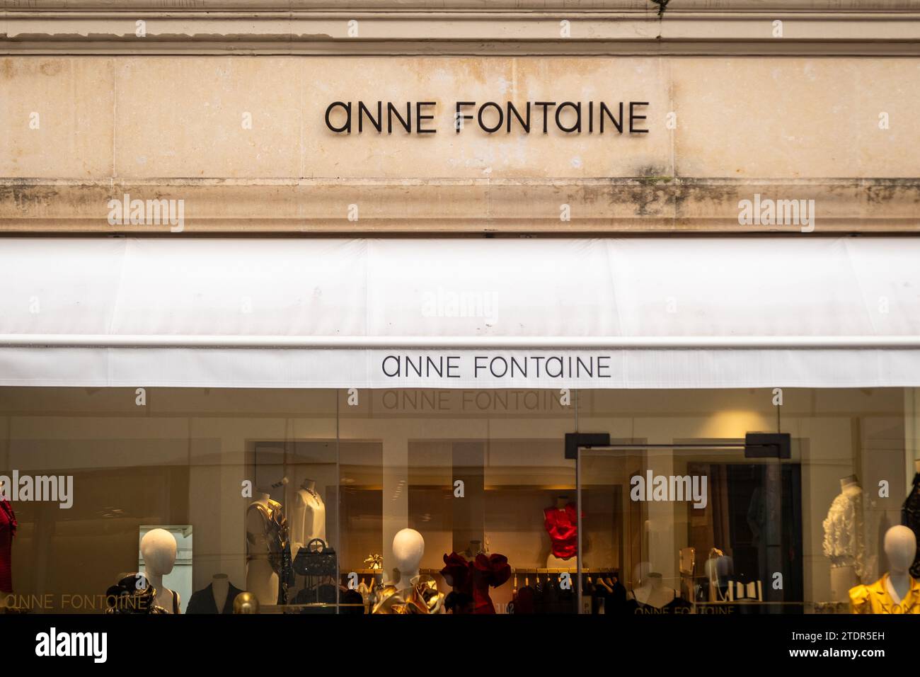 LONDRA - 14 DICEMBRE 2023: Negozio Anna Fontaine su Bond Street. Uno stilista di lusso francese Foto Stock
