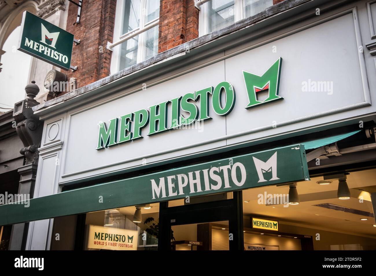 LONDRA - 14 DICEMBRE 2023: Mephisto store in Bond Street. Marchio di calzature di lusso Foto Stock